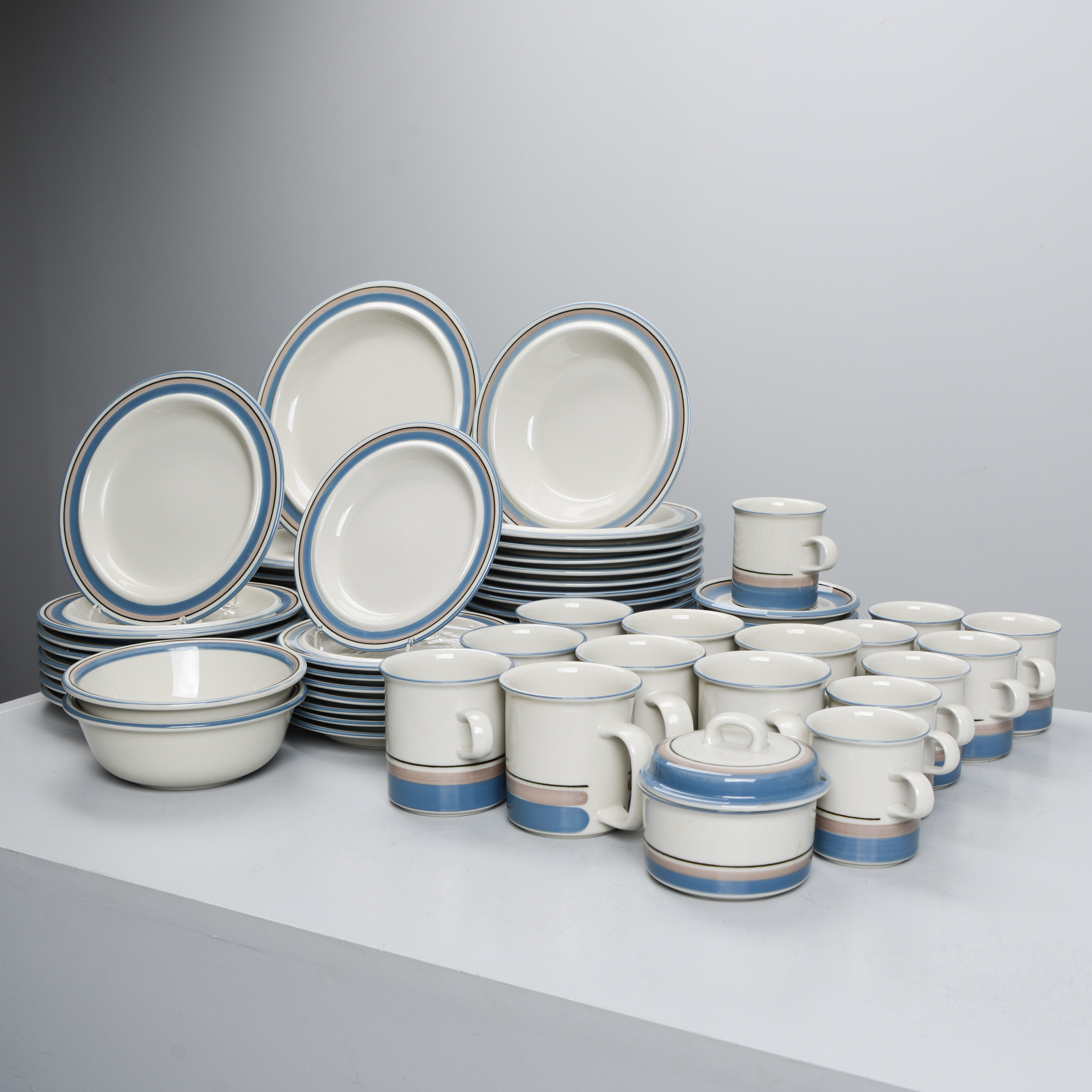 ULLA PROCOPÉ / INKERI LEIVO. "Uhtua", servisdelar för 8 personer, Arabia, Finland, 1980/90-tal.