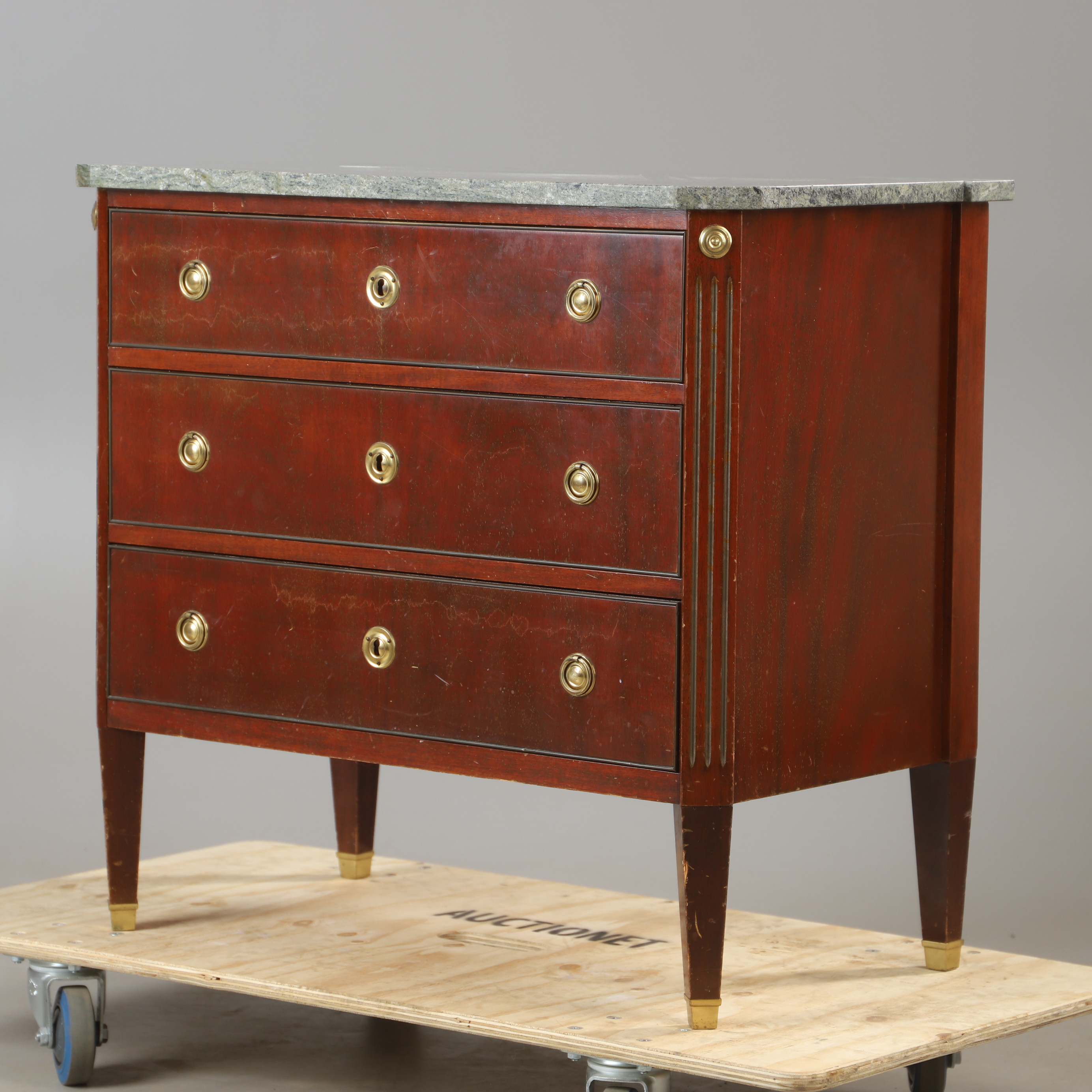 BYRÅ, 3-lådig, mahogny med stenskiva, gustaviansk stil.