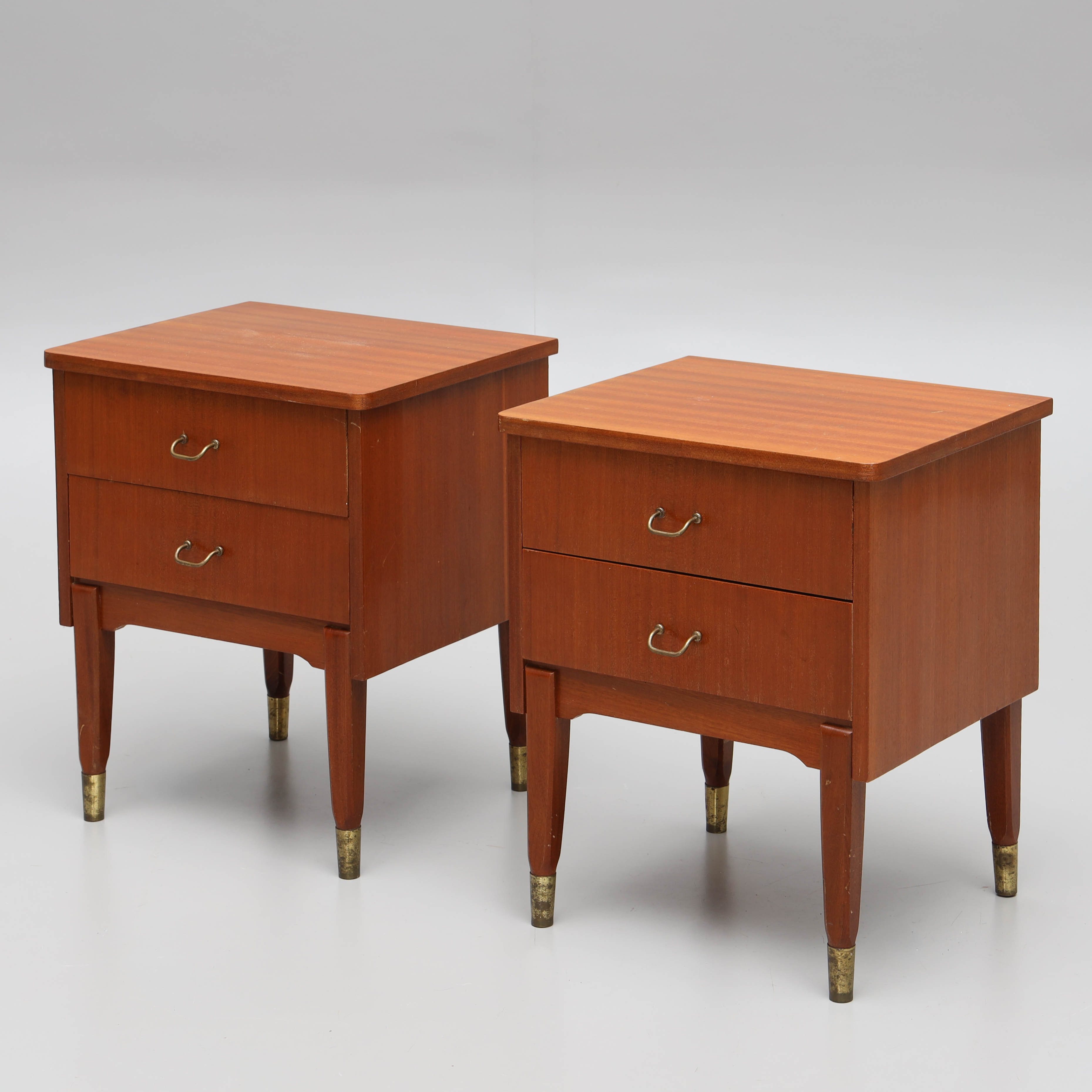 SÄNGBORD, 1 par, mahognyfanér, 1900-tal.