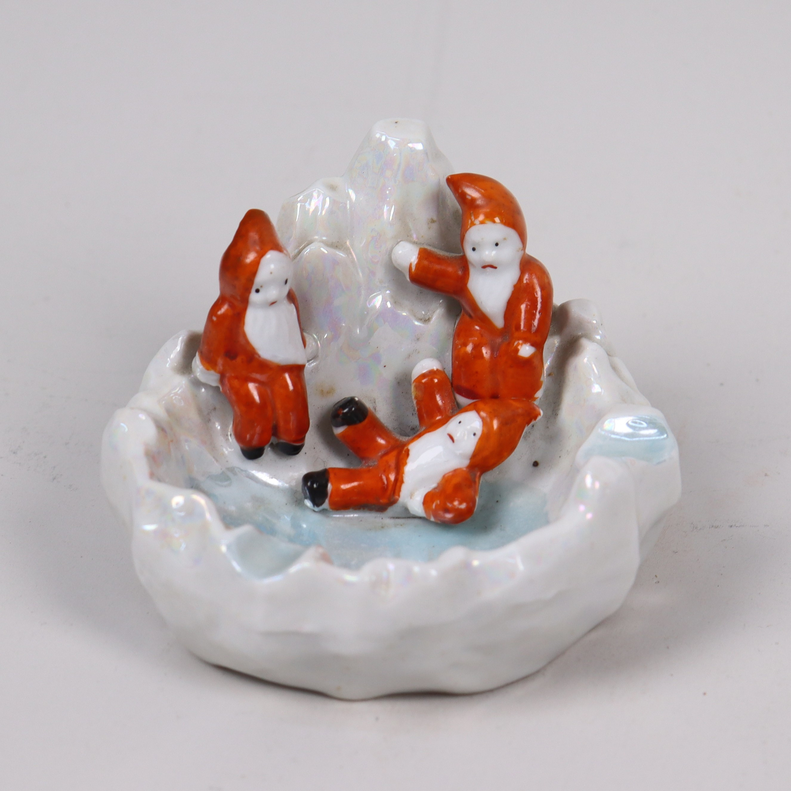 ASKFAT, Japan, porslin med tomtar på isflak, 1900-talets första hälft.