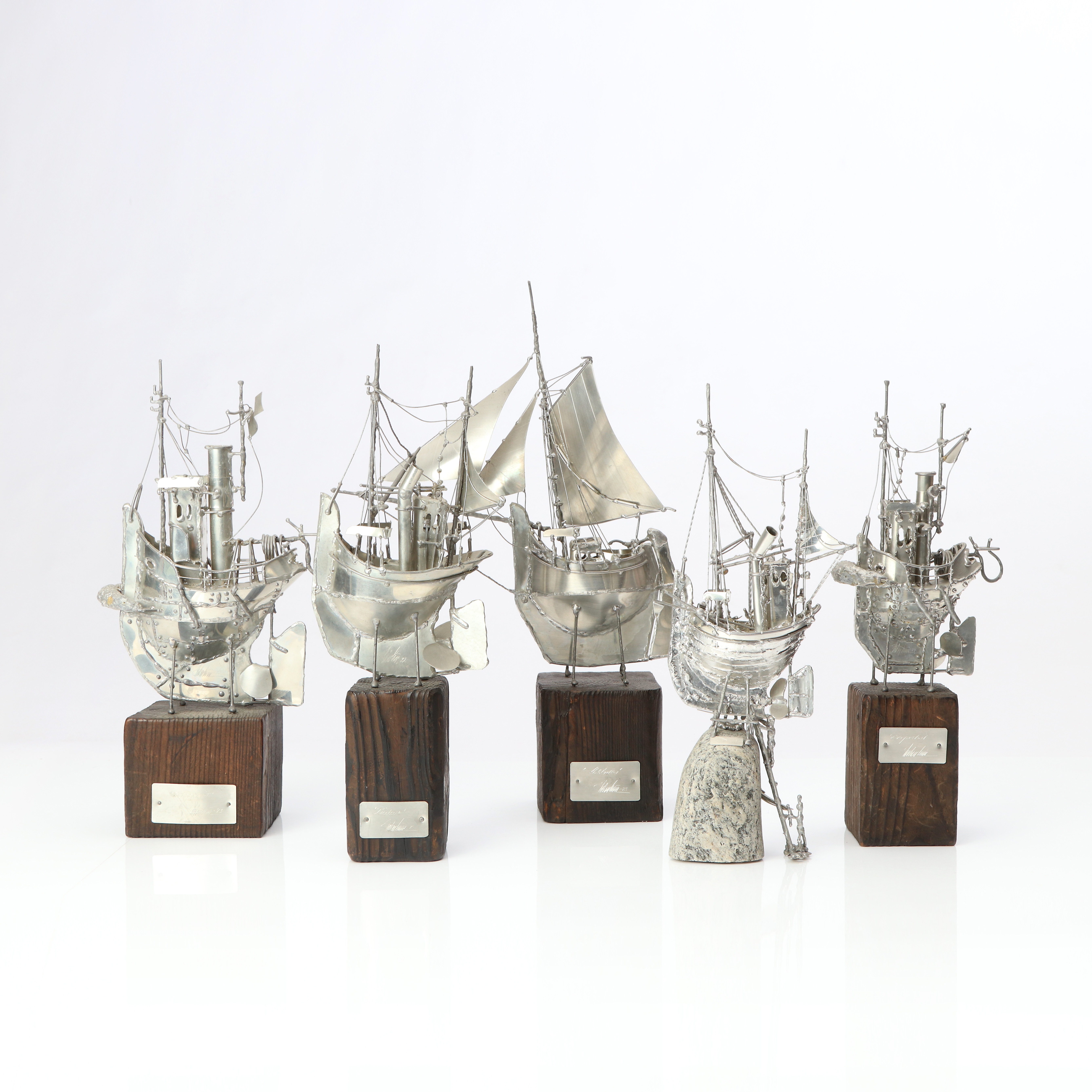 URBAN STRÖM. SKULPTURER, FEM ST. Tenn på trä resp. stensocklar. Båtar. Signerade.