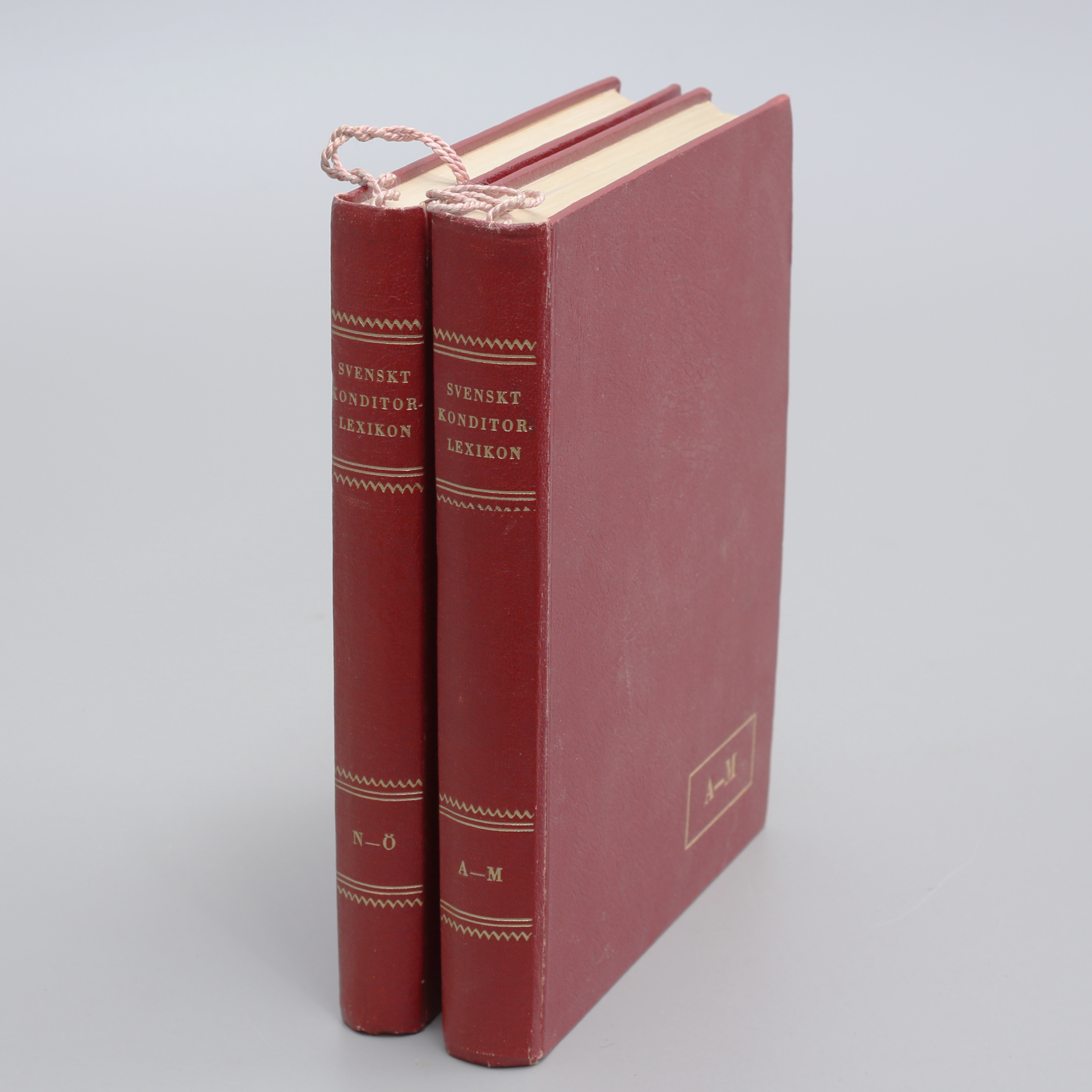 SVENSKT KONDITORLEXIKON, 2 band, konditormästarna Oscar Barregård samt Helmut Rosenthal, 1953.