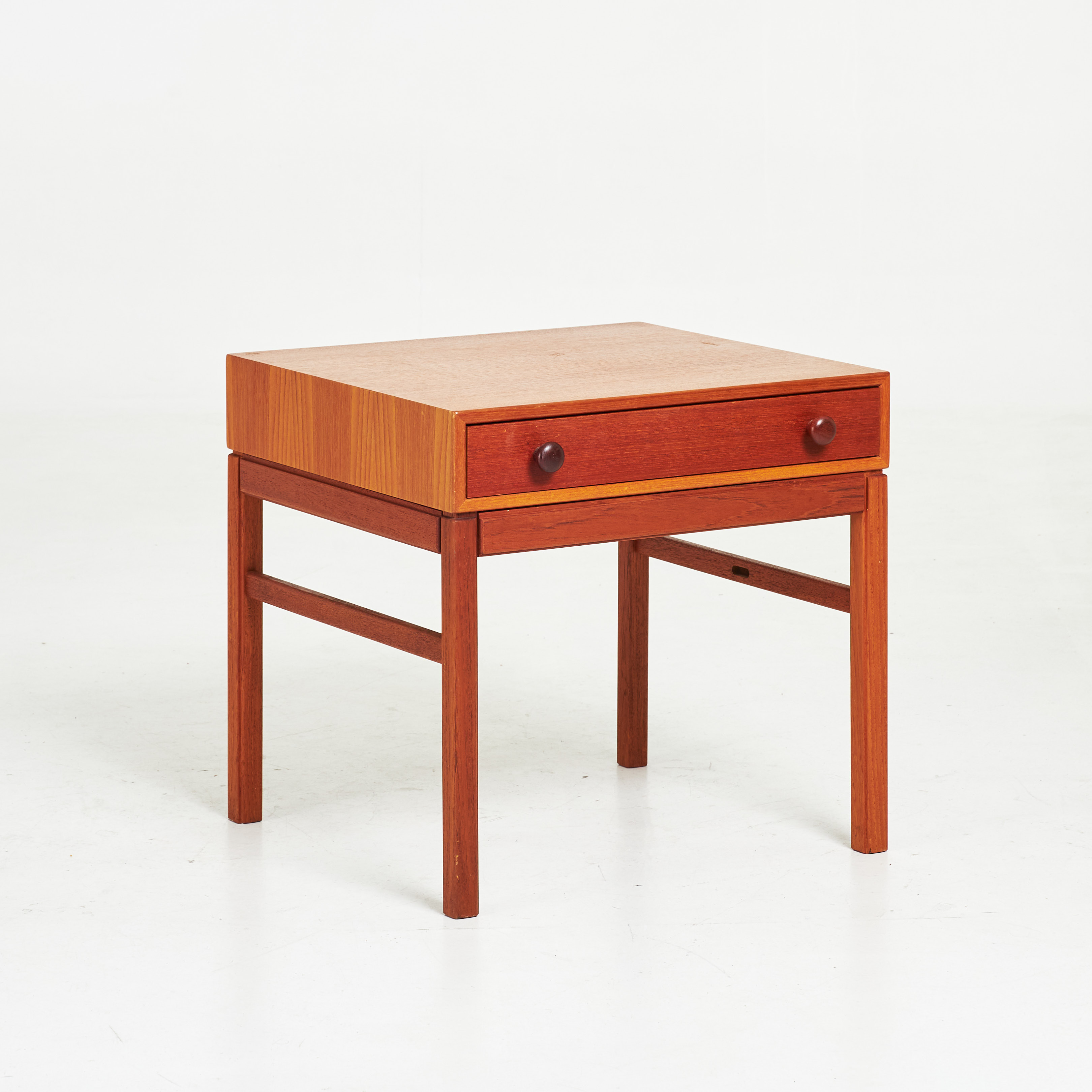 SVEN ENGSTRÖM & GUNNAR MYRSTRAND. Sidobord, "Casino", teak, en utdragslåda, brännmärkt Tingströms, 1960-tal.