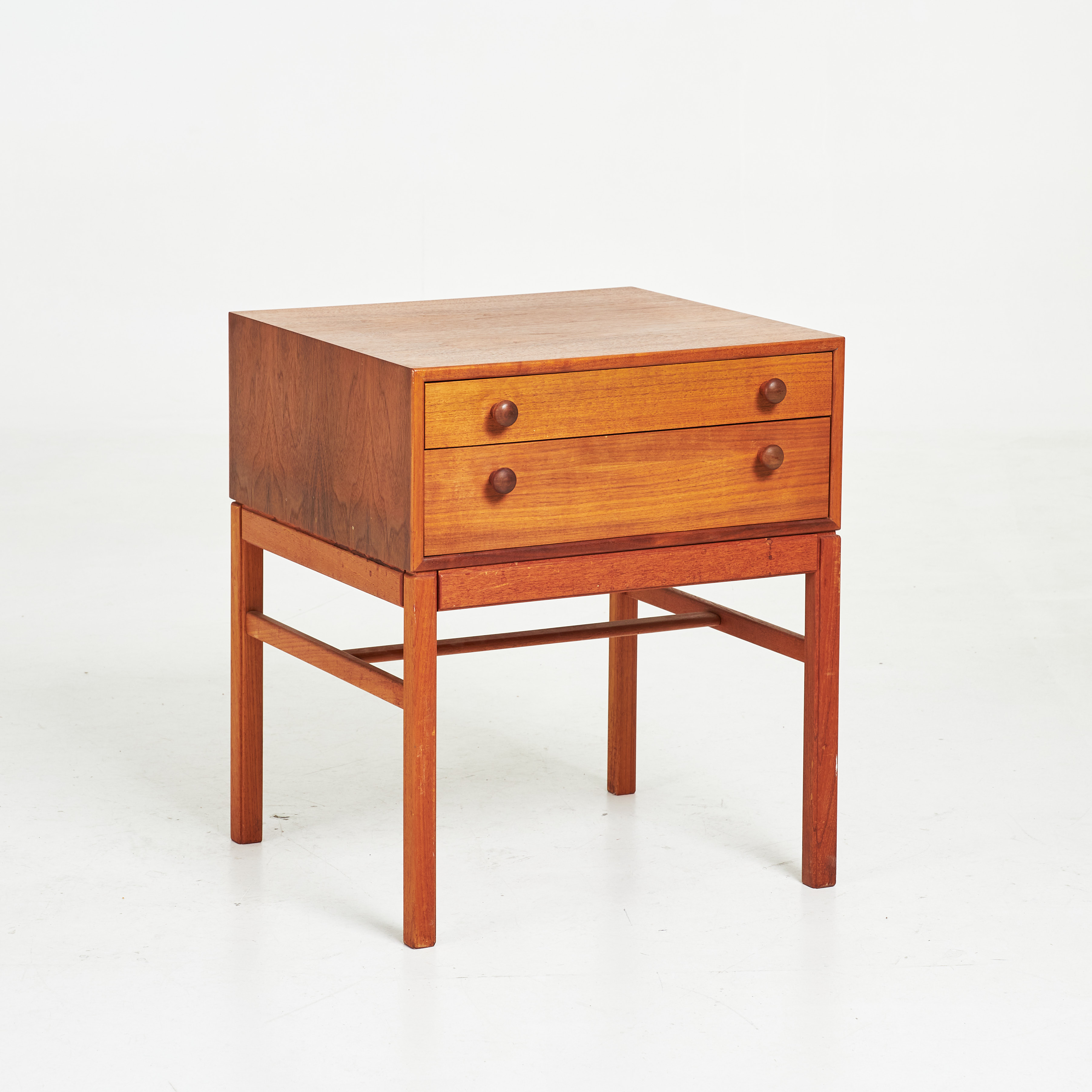 SVEN ENGSTRÖM & GUNNAR MYRSTRAND. Sidobord, "Casino", teak, två utdragslådor, brännmärkt Tingströms, 1960-tal.