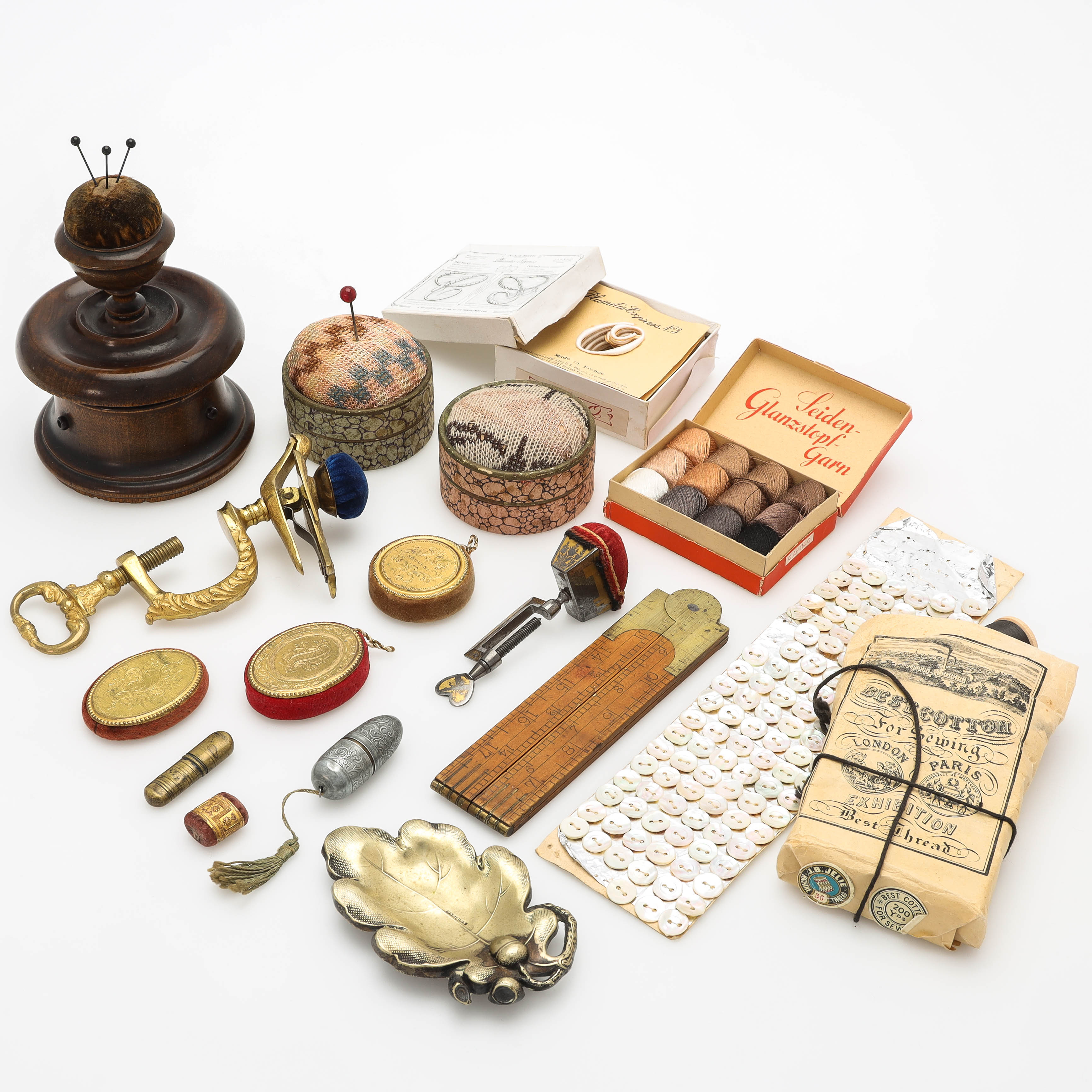 SYTILLBEHÖR, 17 delar, 1800/1900-tal.