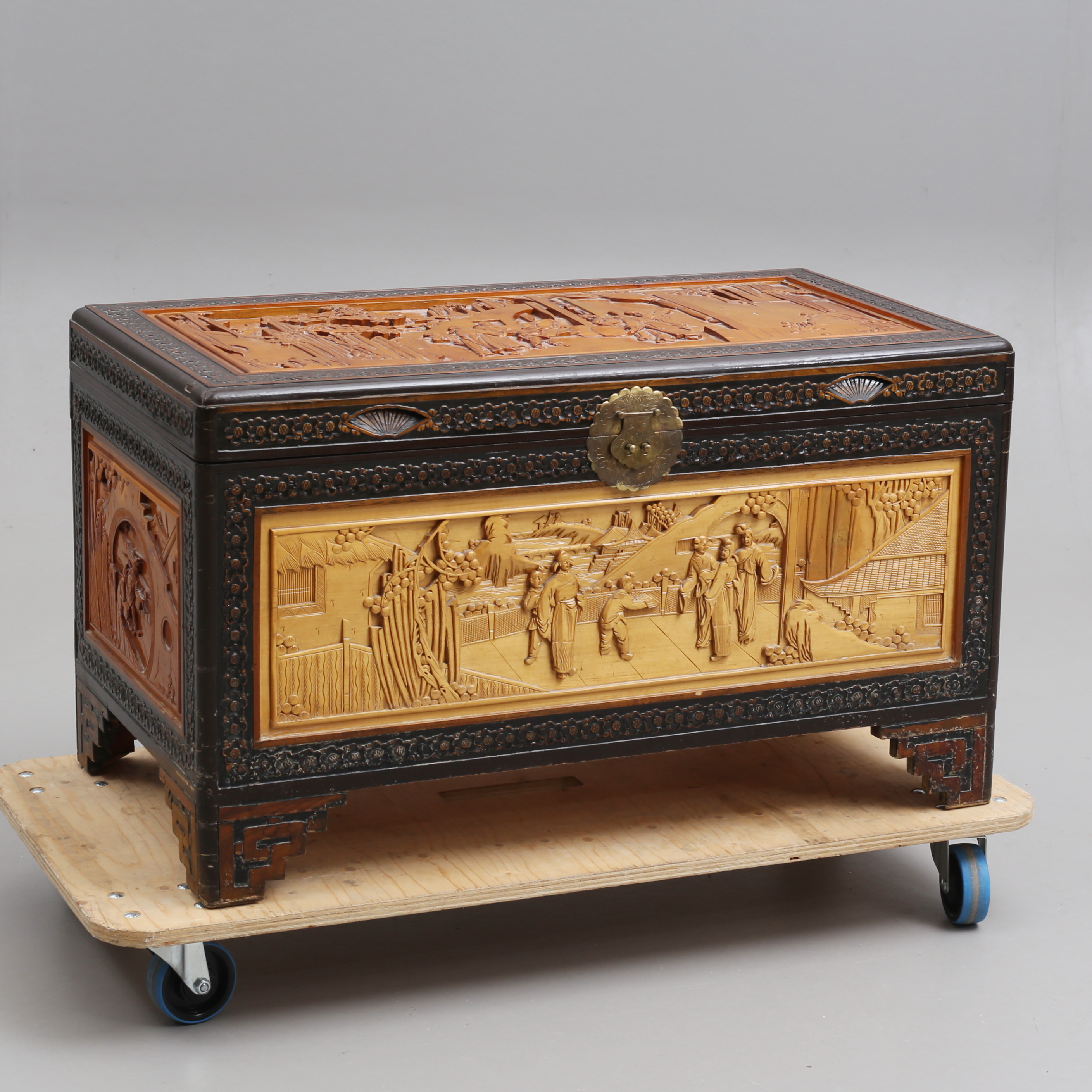 KAMFERKISTA, beskuret trä, Kina.