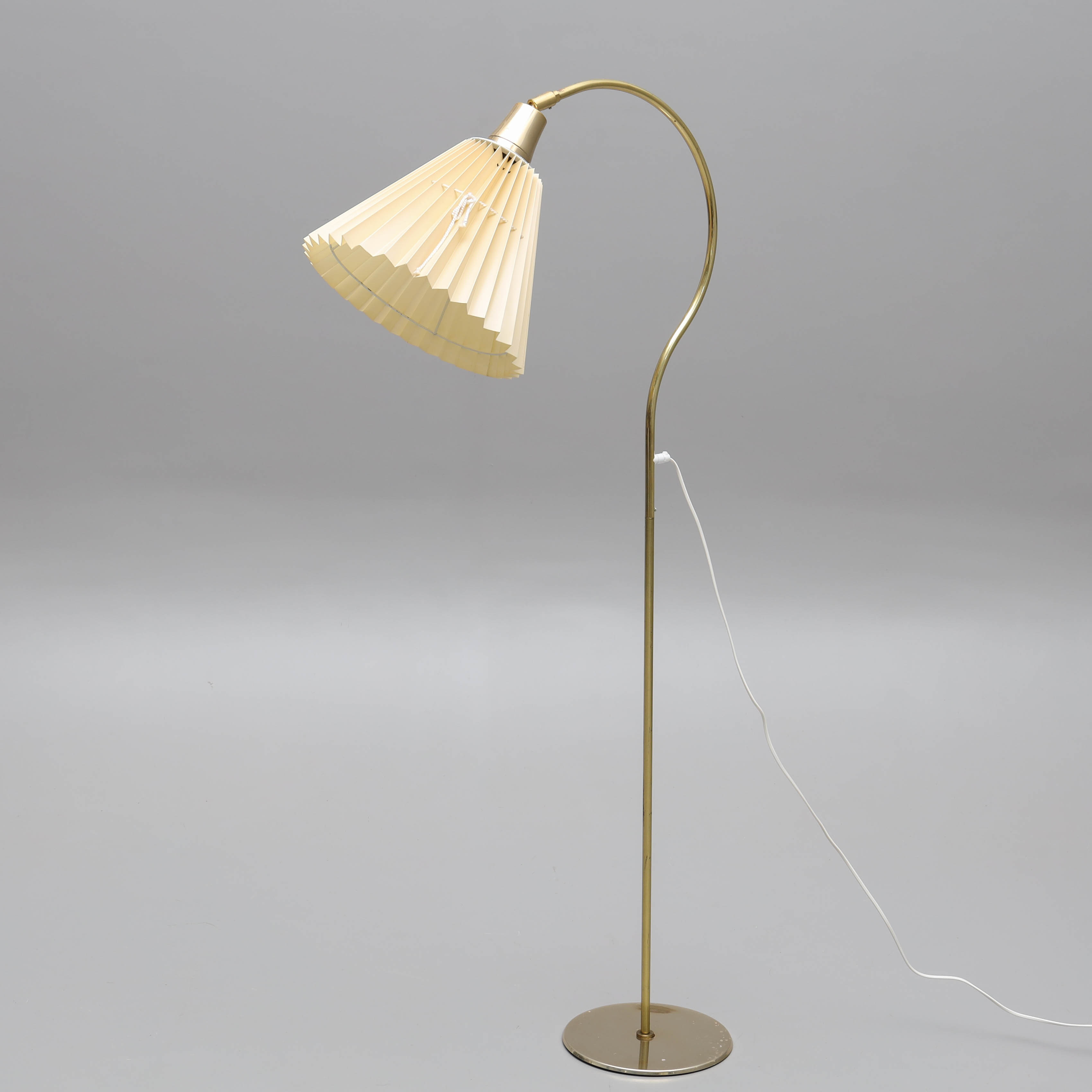 GOLVLAMPA, metall, plisserad skärm, 1900-tal.