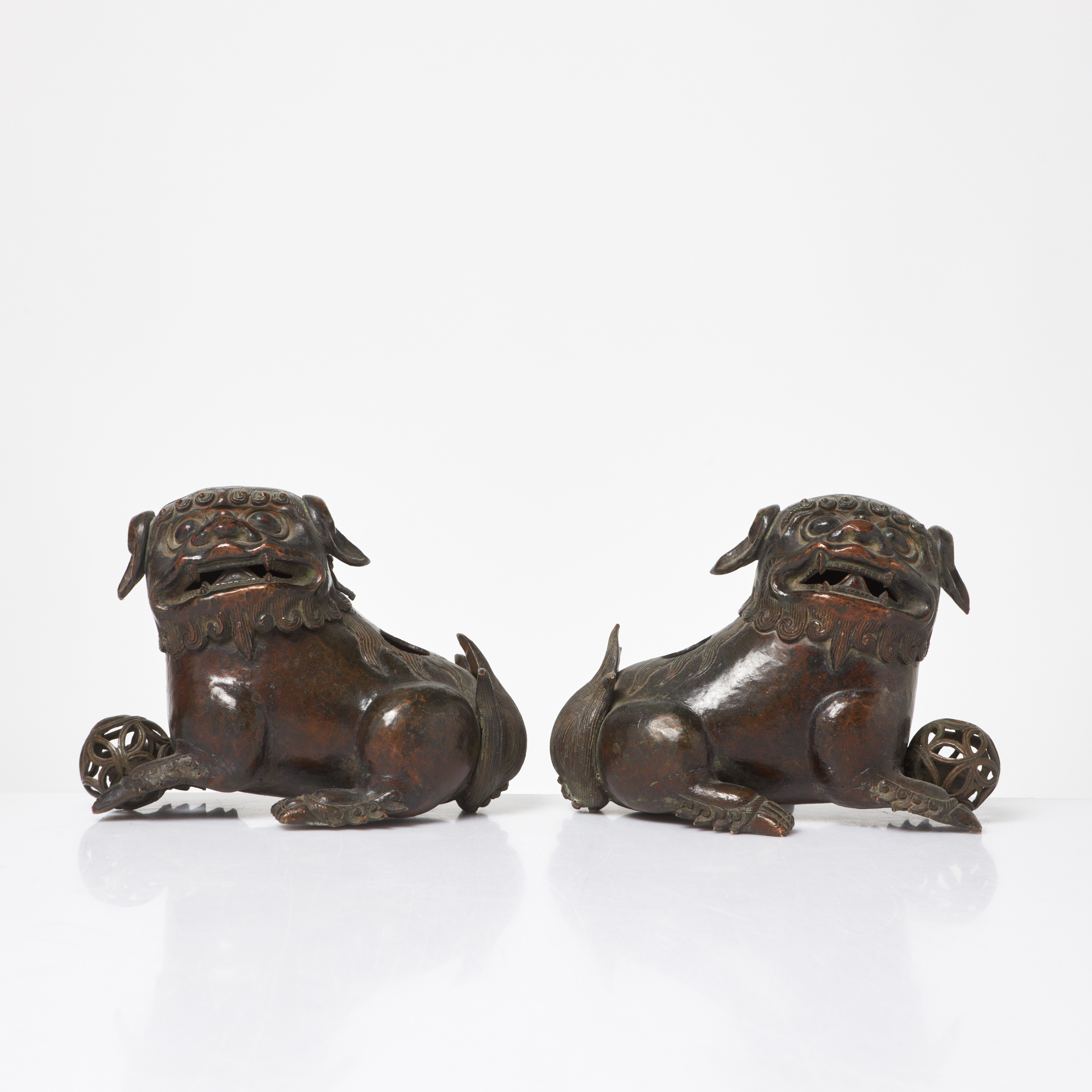 RÖKELSEKAR, 1-par, i form av tempelhundar, brons, 1800-talets slut, Kina.