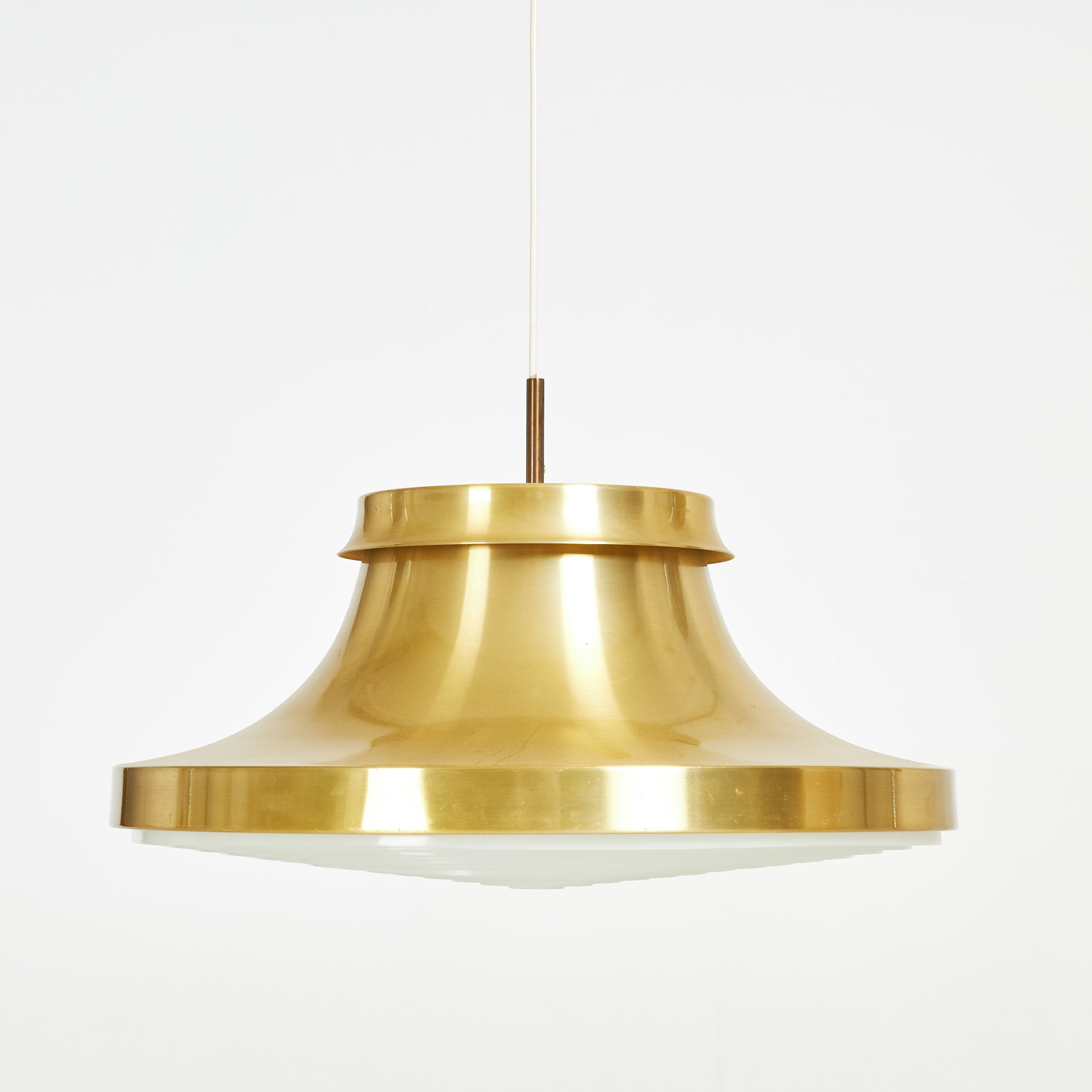 TAKLAMPA, gulmetall, plexiglas, 1900-talets senare hälft.