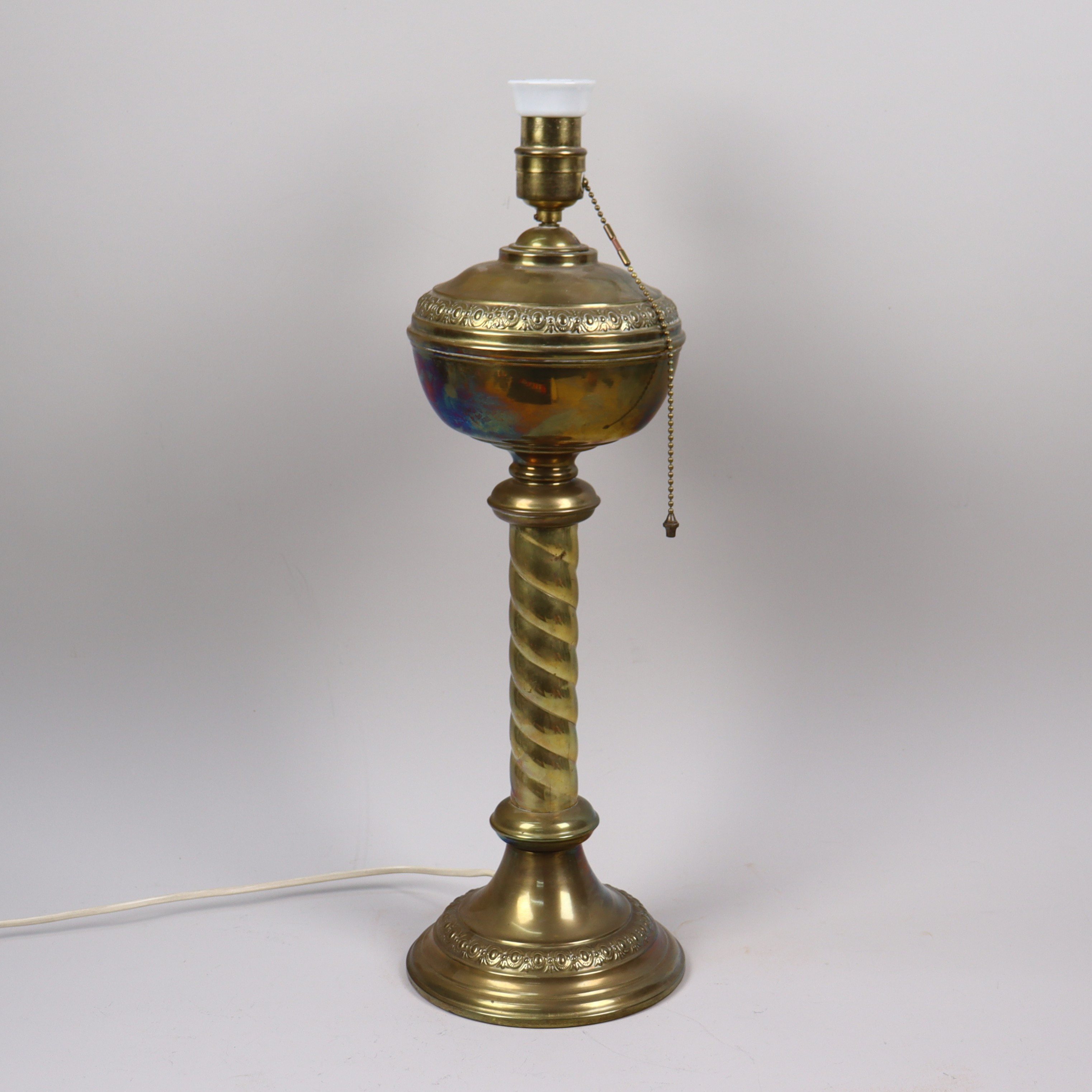 BORDSLAMPA, mässing, omgjort fotogenlampa, 1900-talets första hälft.