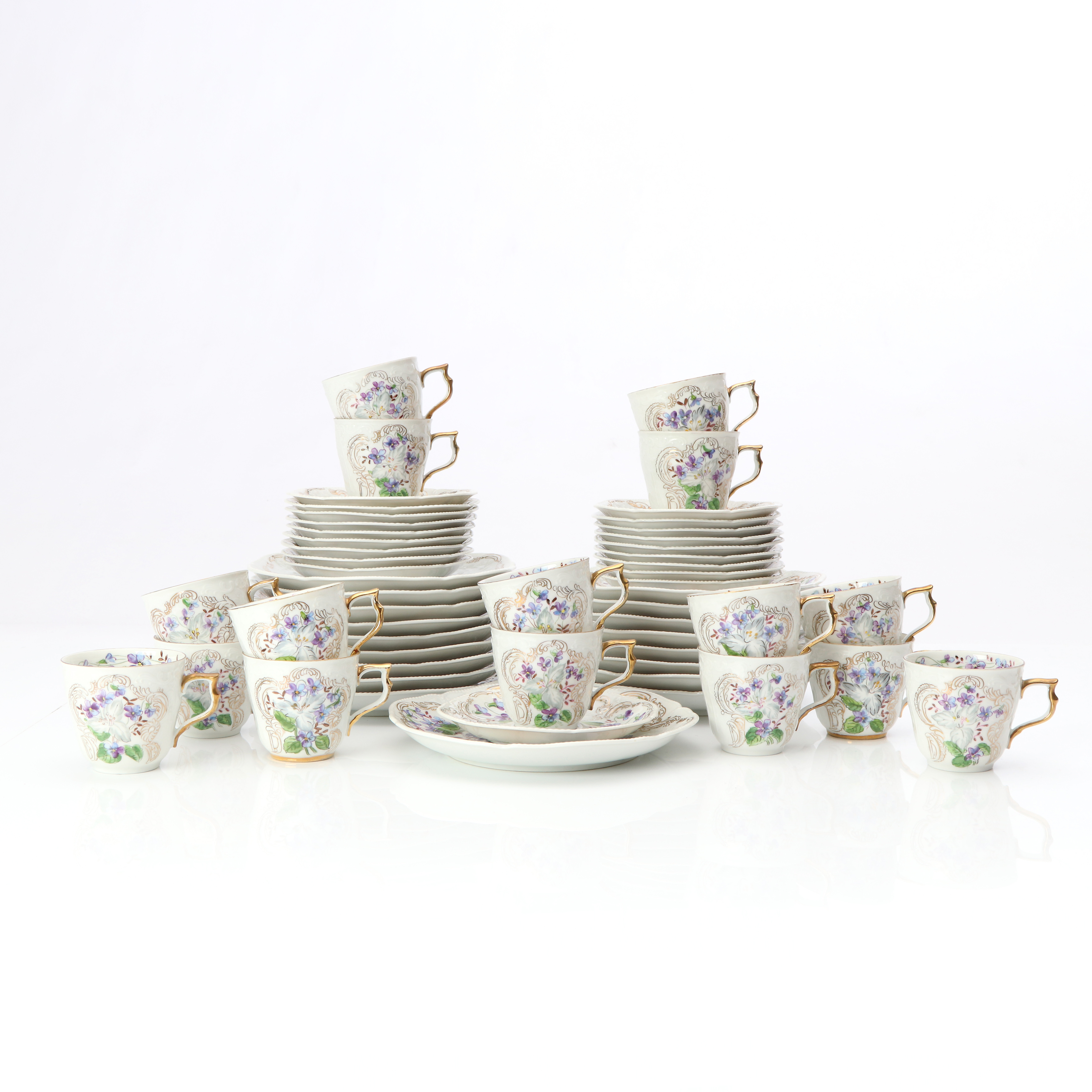 ROSENTHAL, KAFFESERVIS, 34 DELAR. Porslin med förgylld och polykrom dekor, bemålad av dekormålare Frida Björnsson, Sundsvall 1957. "Violer".