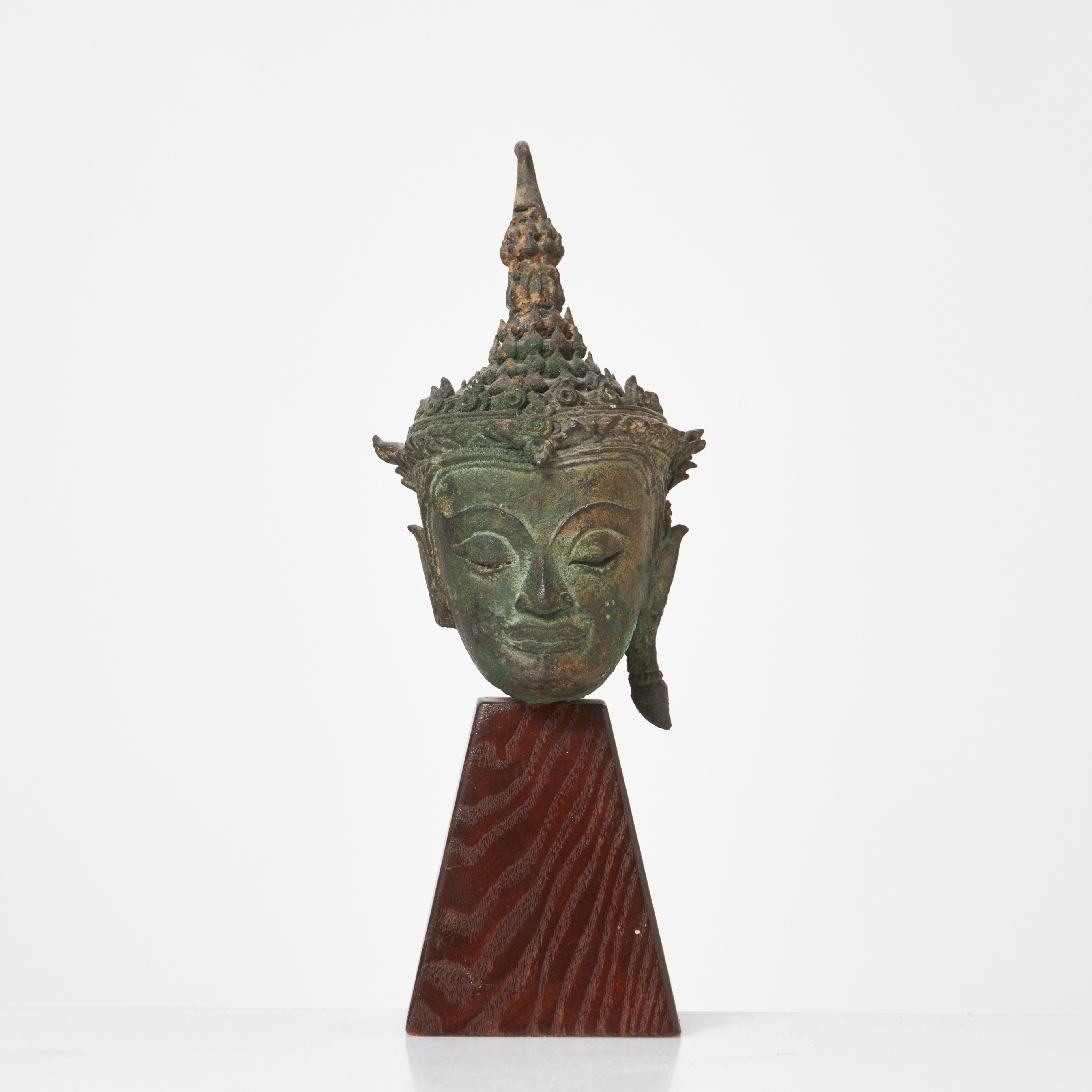 BUDDHAHUVUD, 1900-tal, brons, Thailand, monterad på träsockel.