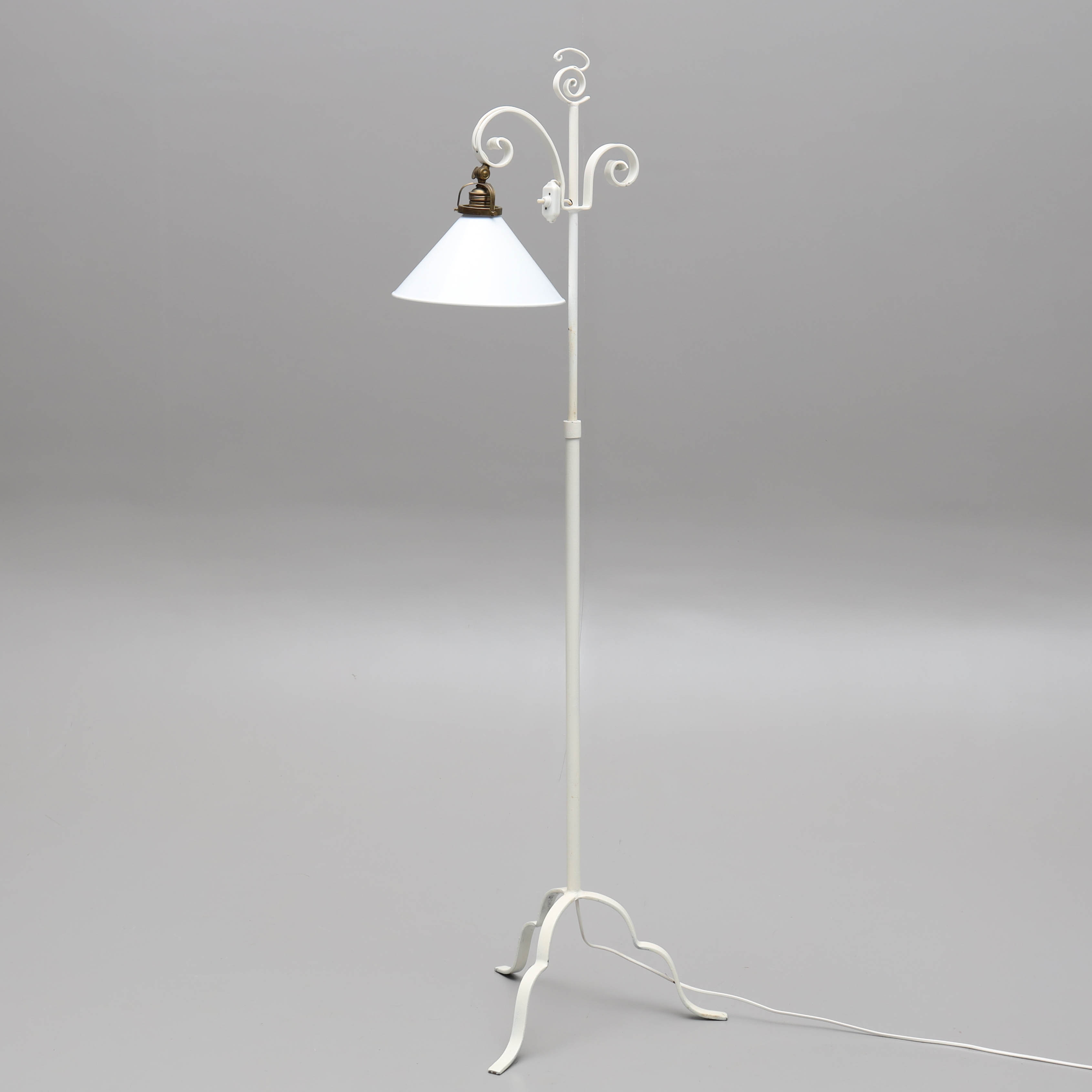 HARALD NOTINI. Golvlampa, bemålad smide, modell 15101, Arvid Böhlmarks Lampfabrik, 1920/30-tal.