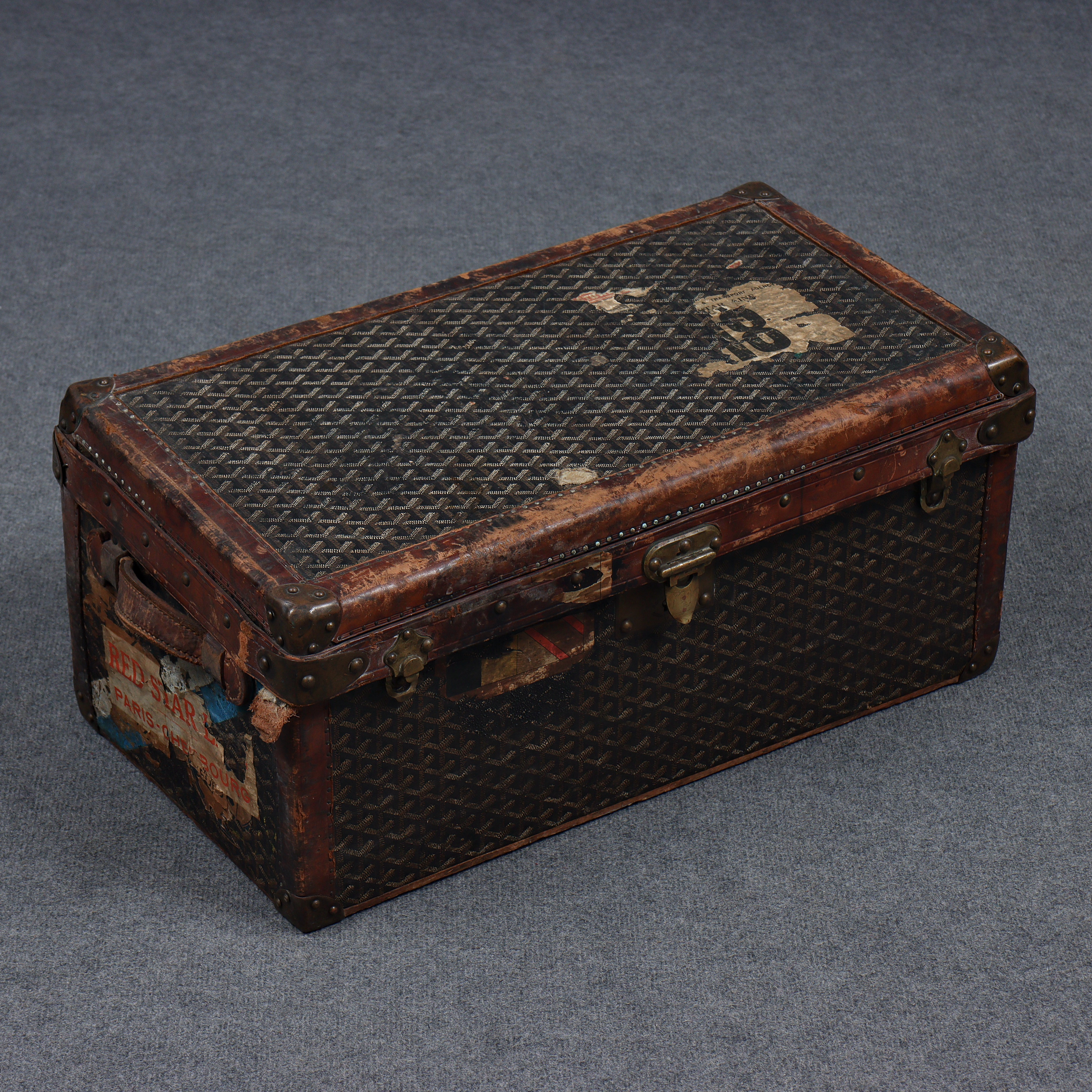 GOYARD, KOFFERT, KLASSISKT MÖNSTER, MÄSSINGSKODDA KANTER, TRÄRIBBOR, MÄSSINGSBESLAG, MÄSSINGSLÅS, CA 1900, FRANKRIKE.