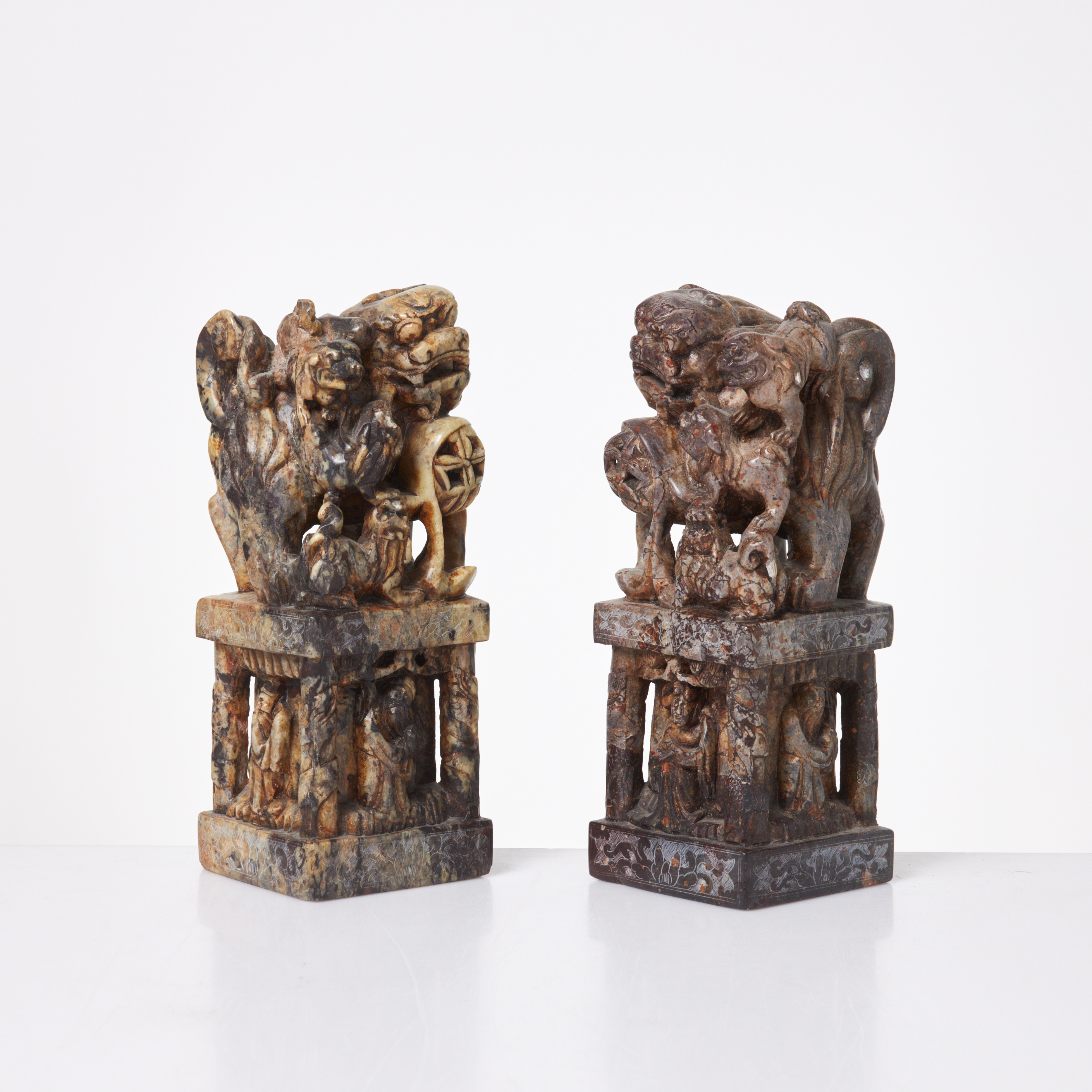 SIGILL, 1 par, soapstone, dekor med tempelhundar, 1900-tal, Kina.