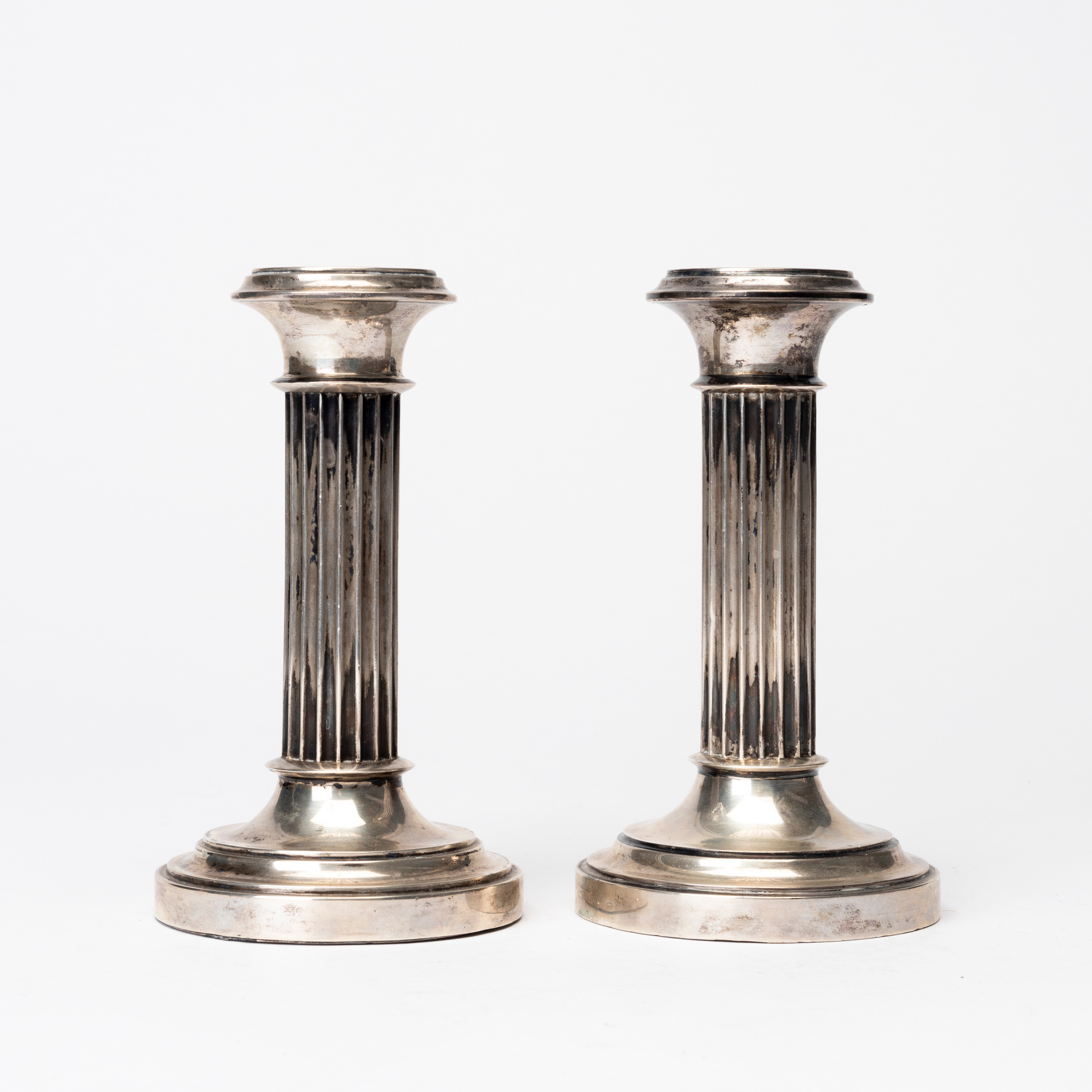 KOLONNLJUSSTAKAR, ett par, silver, Zilverfabriek N.V. Voorschoten, Nederländerna, 1926.