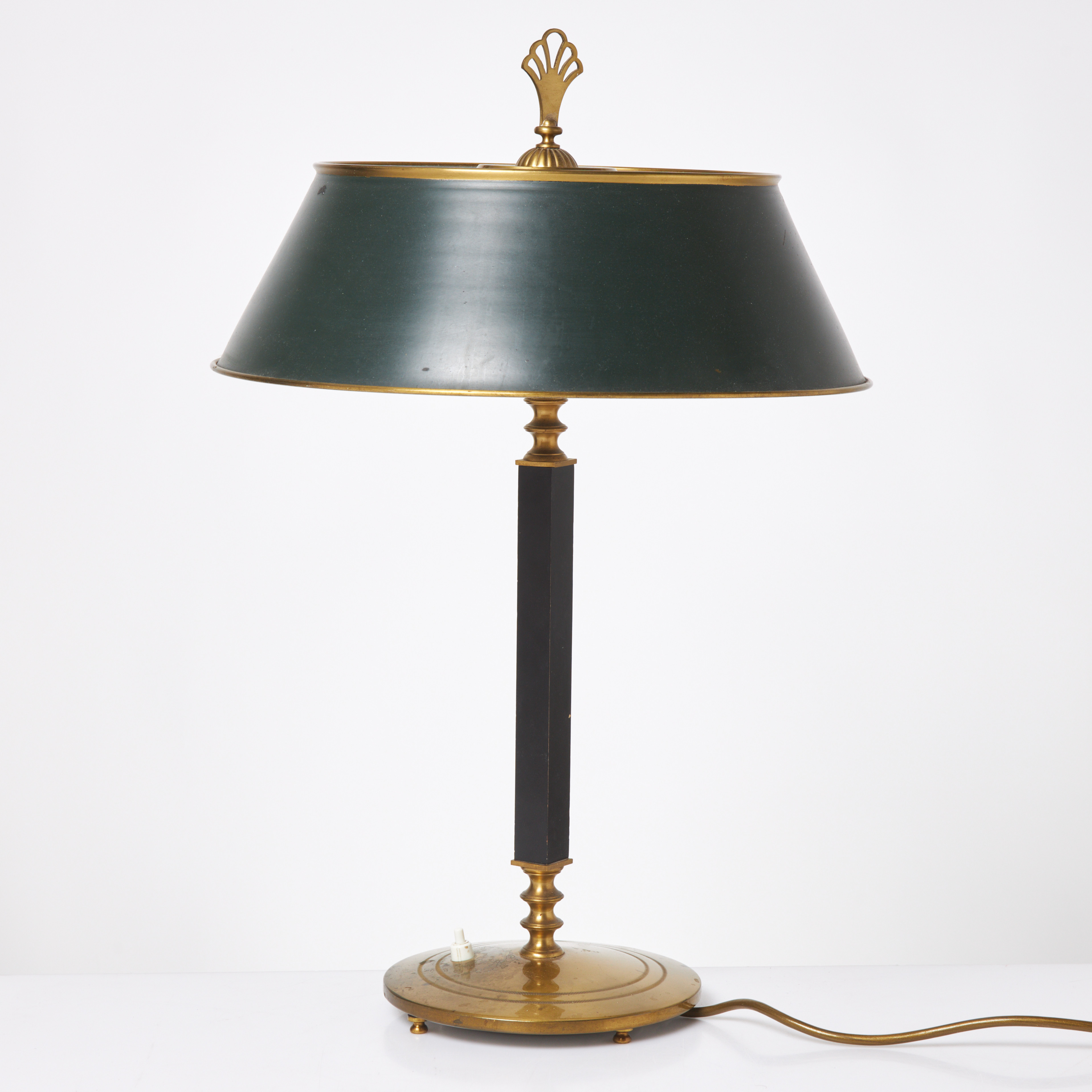 BÖHLMARKS, BORDSLAMPA, modell 6942, fot och detaljer i mässing, svartlackerad mittendel, grön skärm.