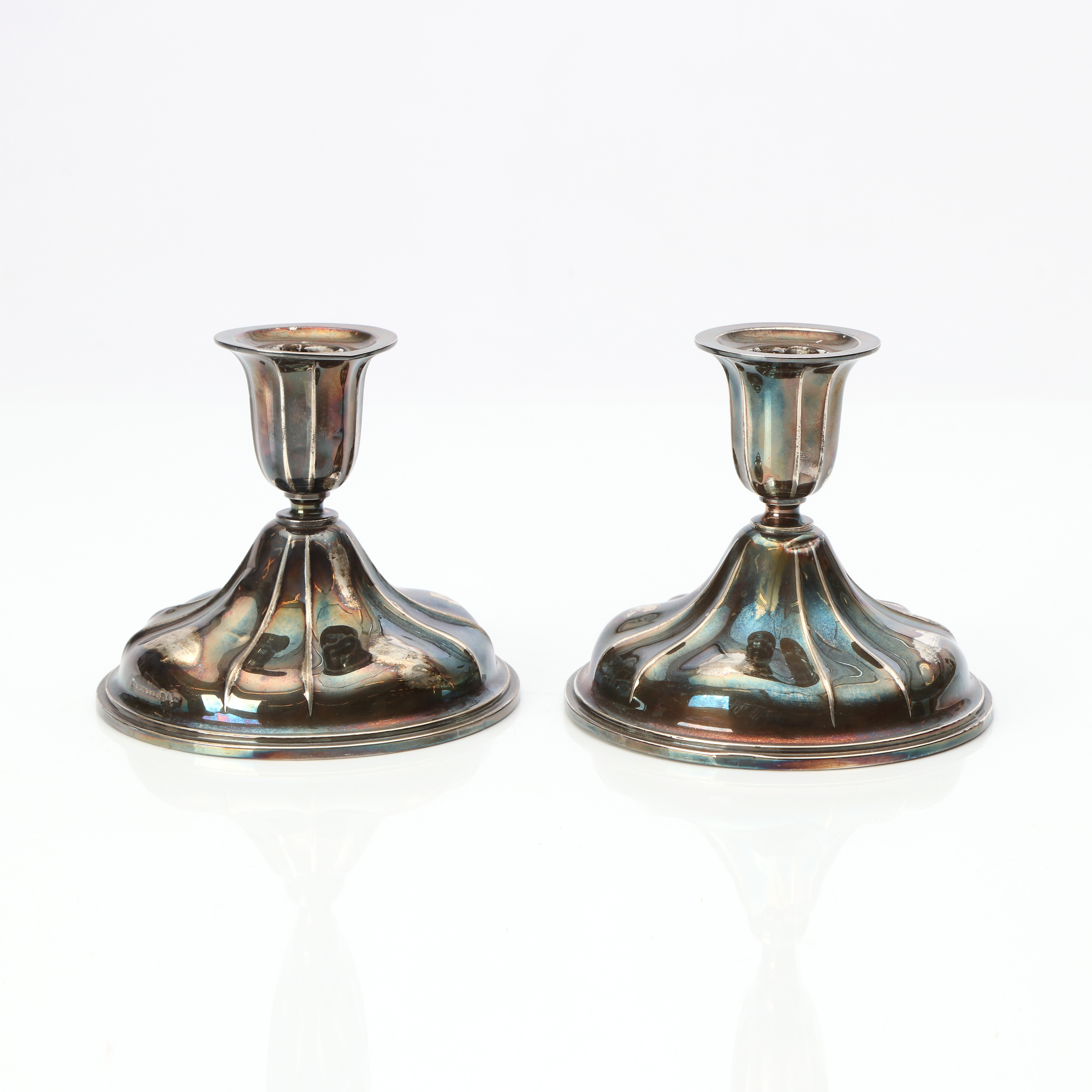 LJUSSTAKAR, ETT PAR. Silver med fyllda fötter. Rokokostil, 1900-tal.