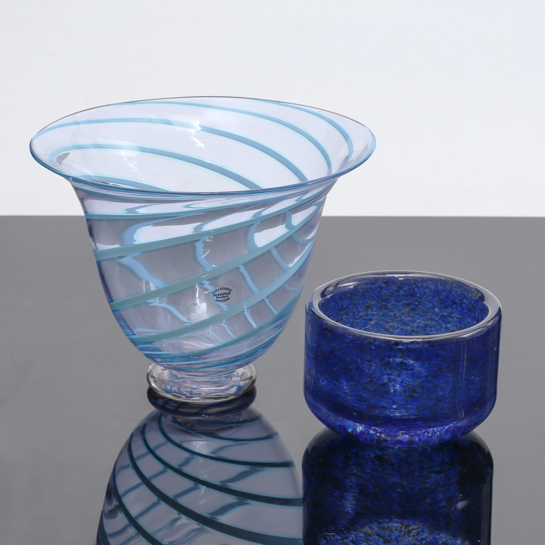 SKÅLAR, 2 st konstglas, Sven Palmqvist, Orrefors samt Carlos R Pebaque, Gullaskruf.