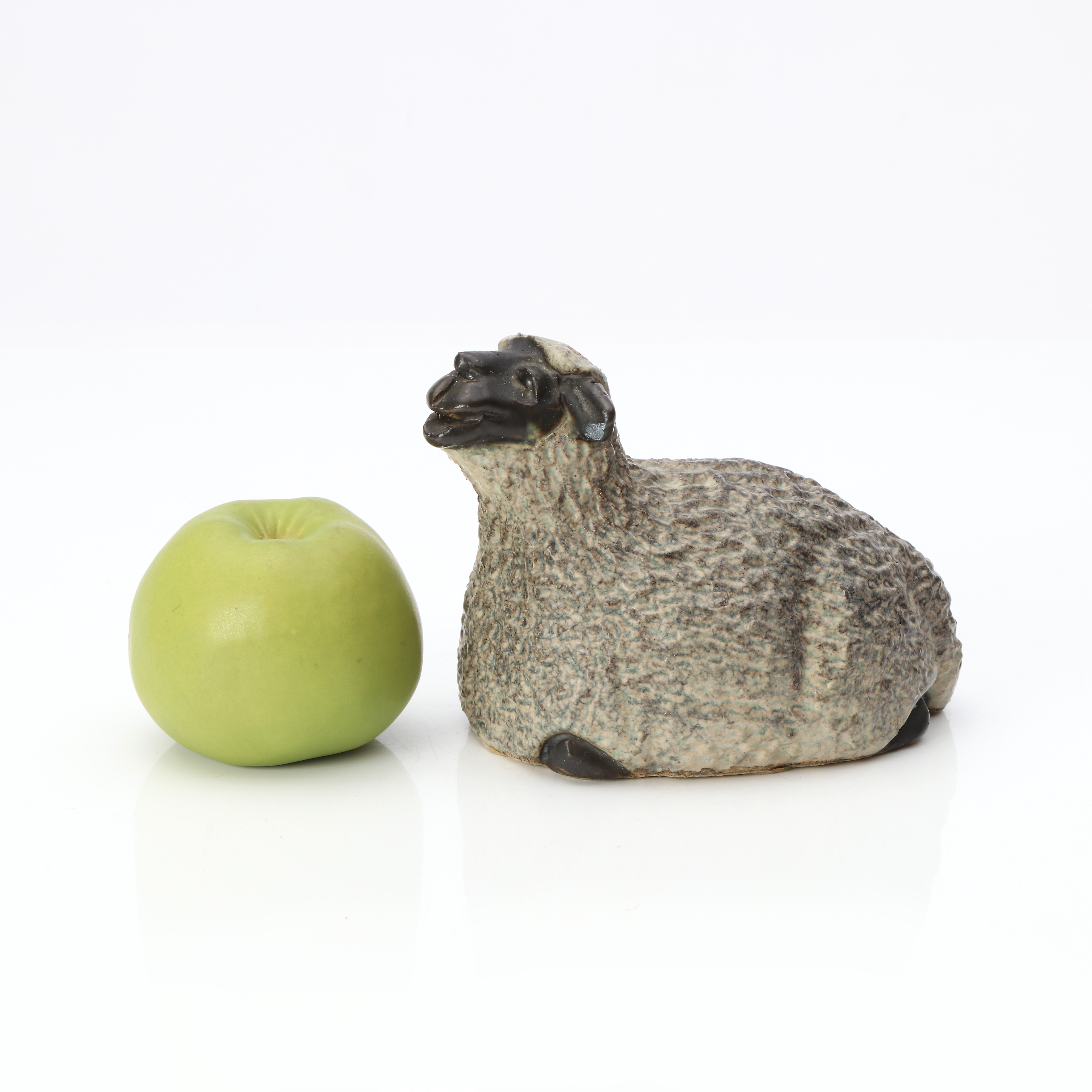 KERAMIK, TVÅ DELAR. Får av Klase Jr och Äpple av Ingrid Herrlin. Signerade/märkta undertill.