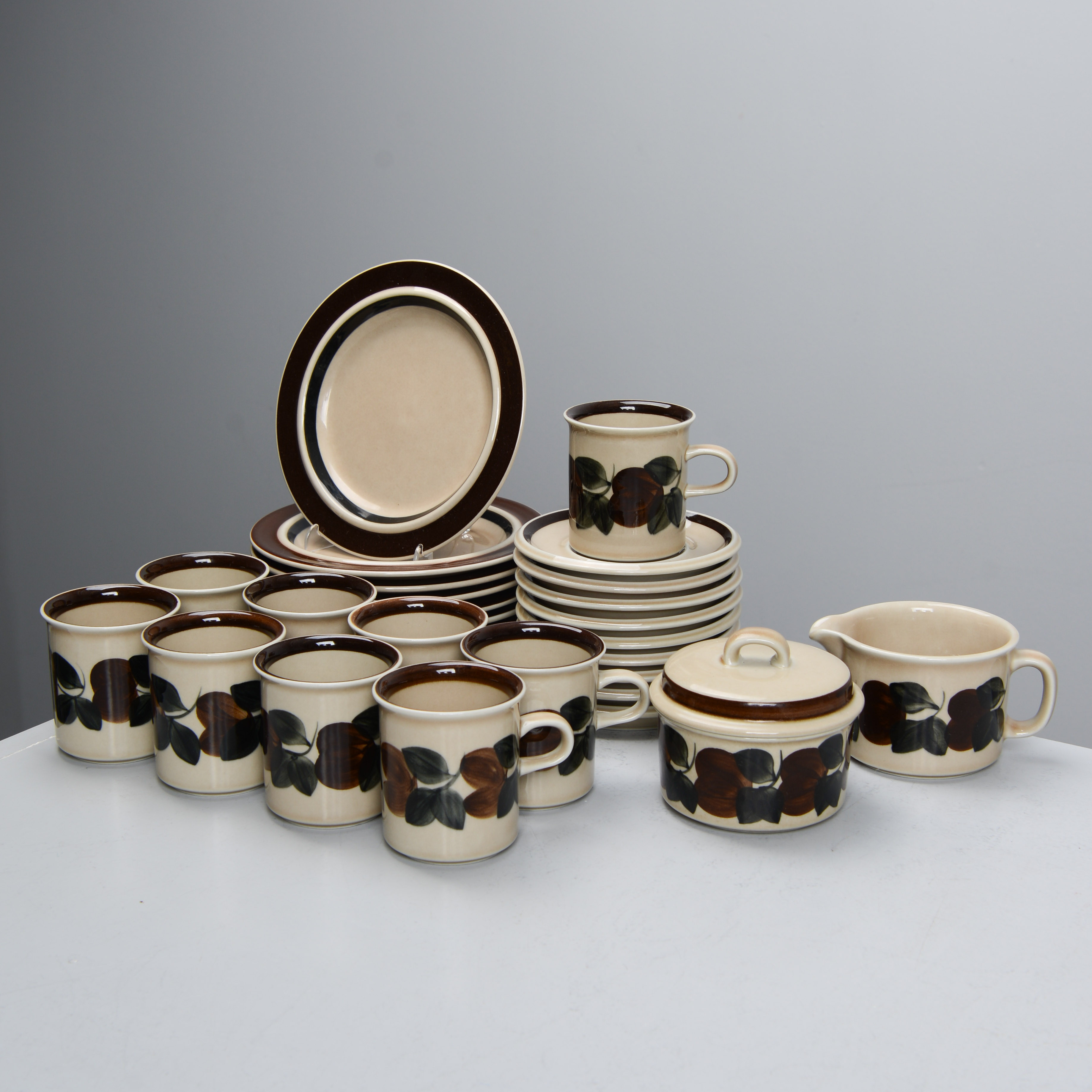 ULLA PROCOPÉ. "Ruija", kaffeservis för 9 personer, Arabia, Finland (20 delar).