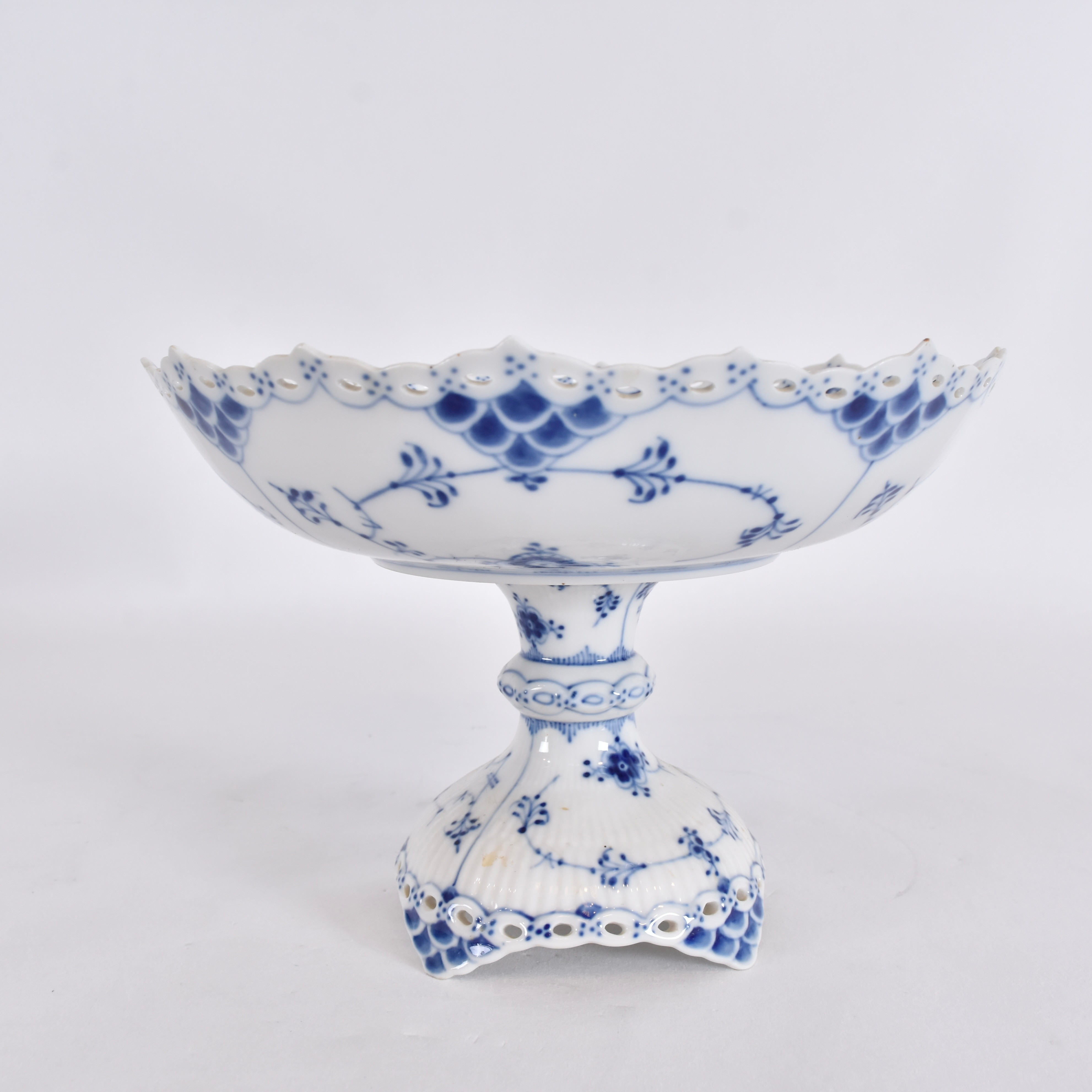 SKÅL PÅ FOT, porslin, Royal Copenhagen musselmalet helblonde.