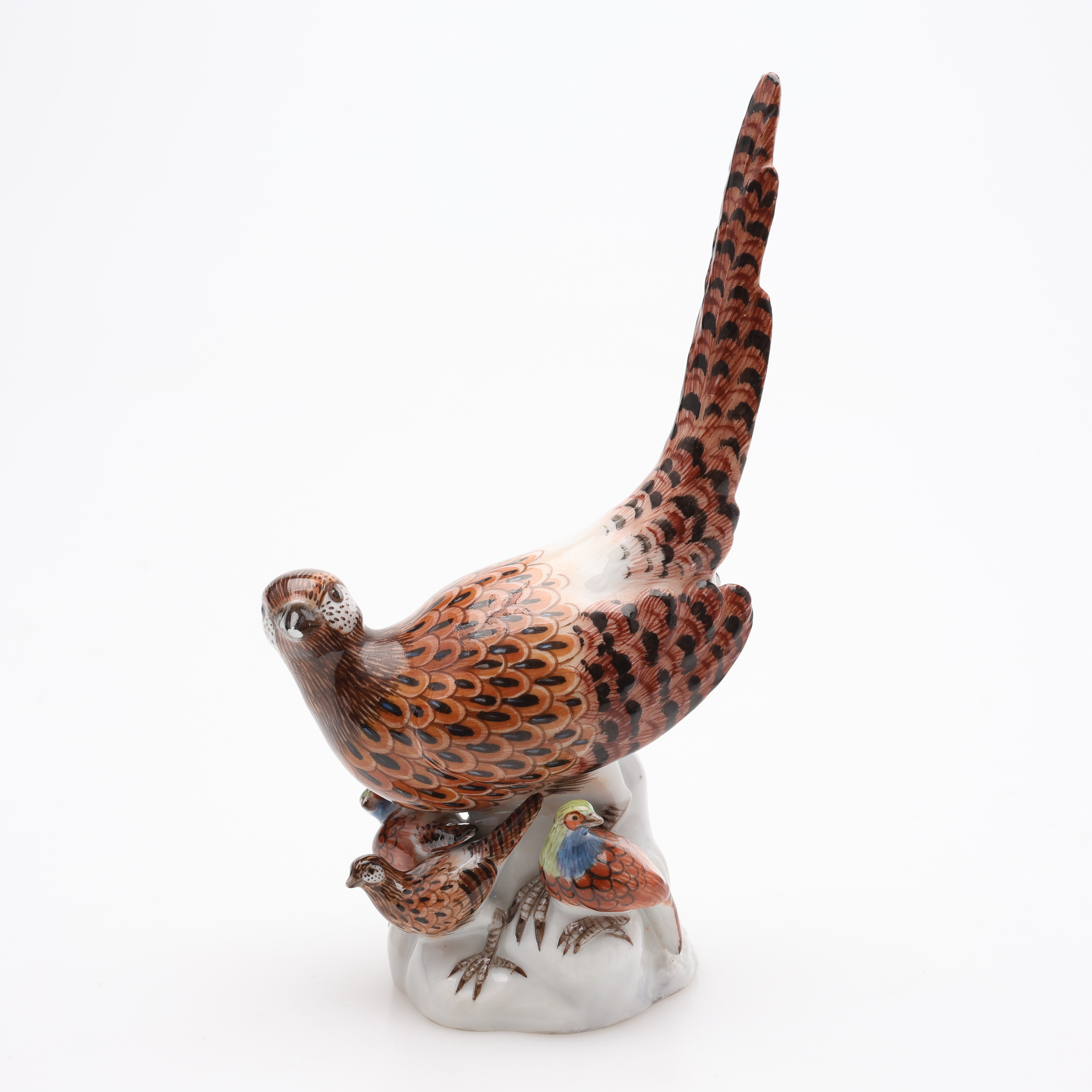 JOHANN JOACHIM KAENDLER. FIGURIN, PORSLIN, FASANHONA MED TRE UNGAR, MODELL A12X, MEISSEN, 1900-TAL.