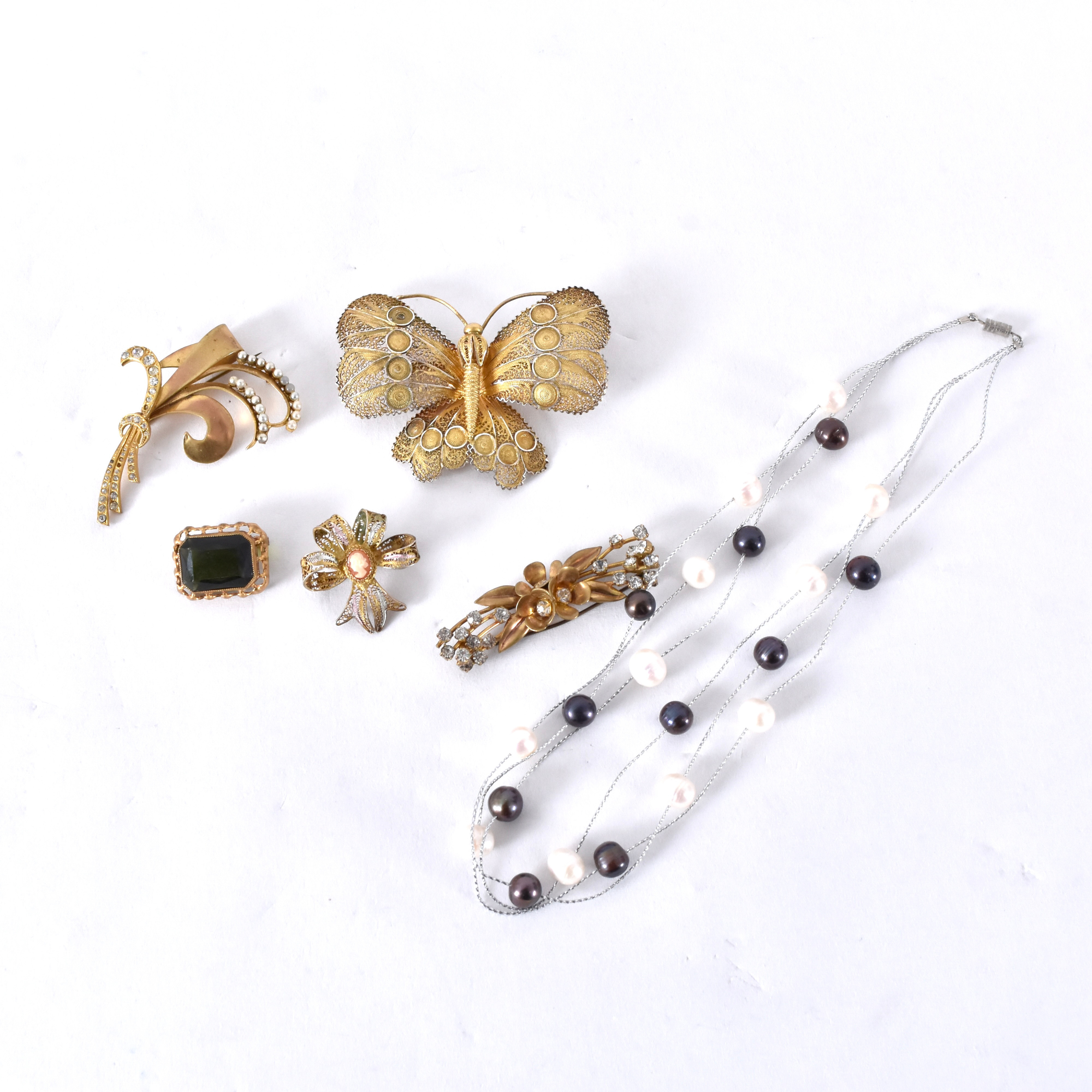 BROSCHER, 5 st, varav 1 silver samt collier, odlade pärlor.