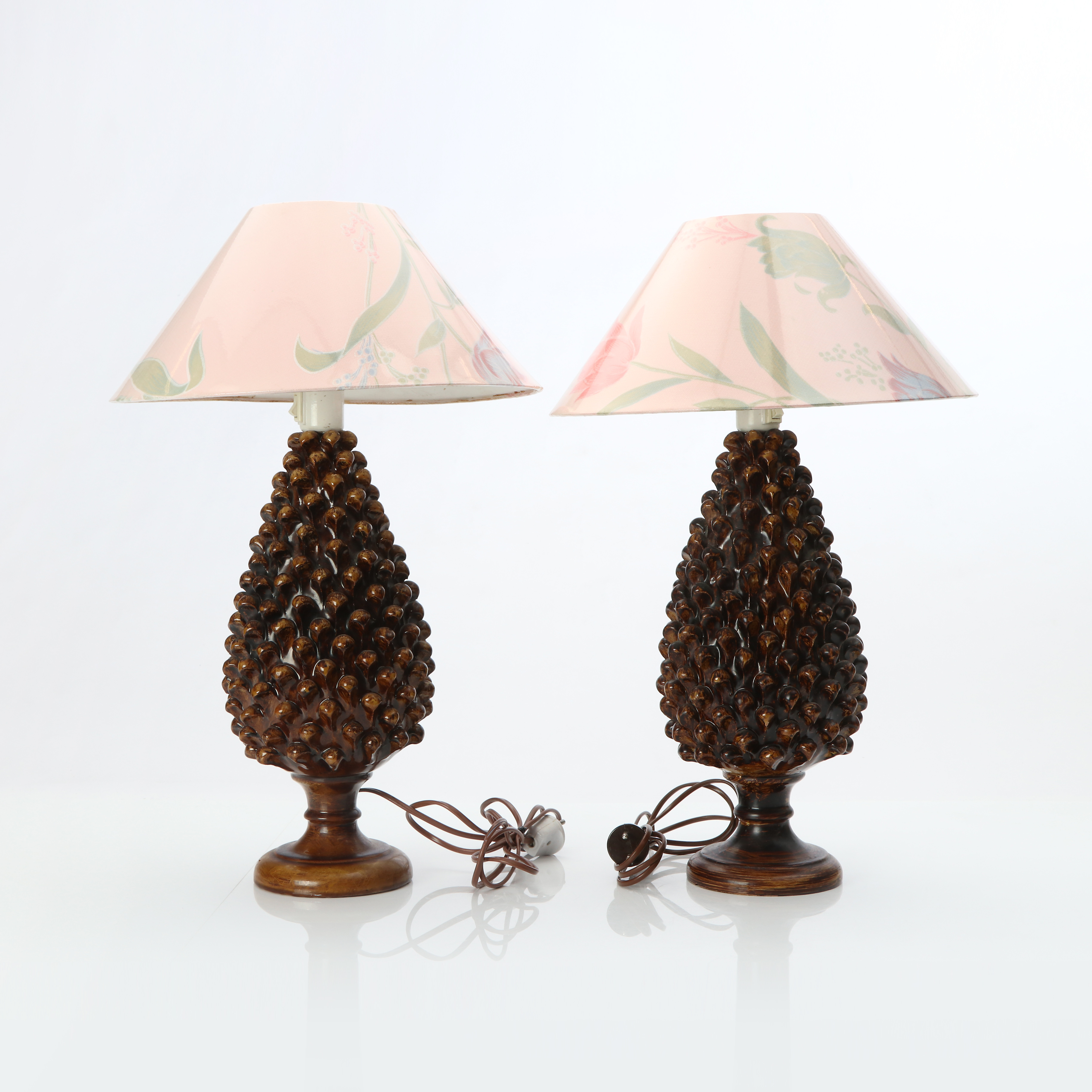 BORDSLAMPOR, ETT PAR. Glaserat lergods. Samtida tillverkning. I form av pinjekottar. Omärkta.