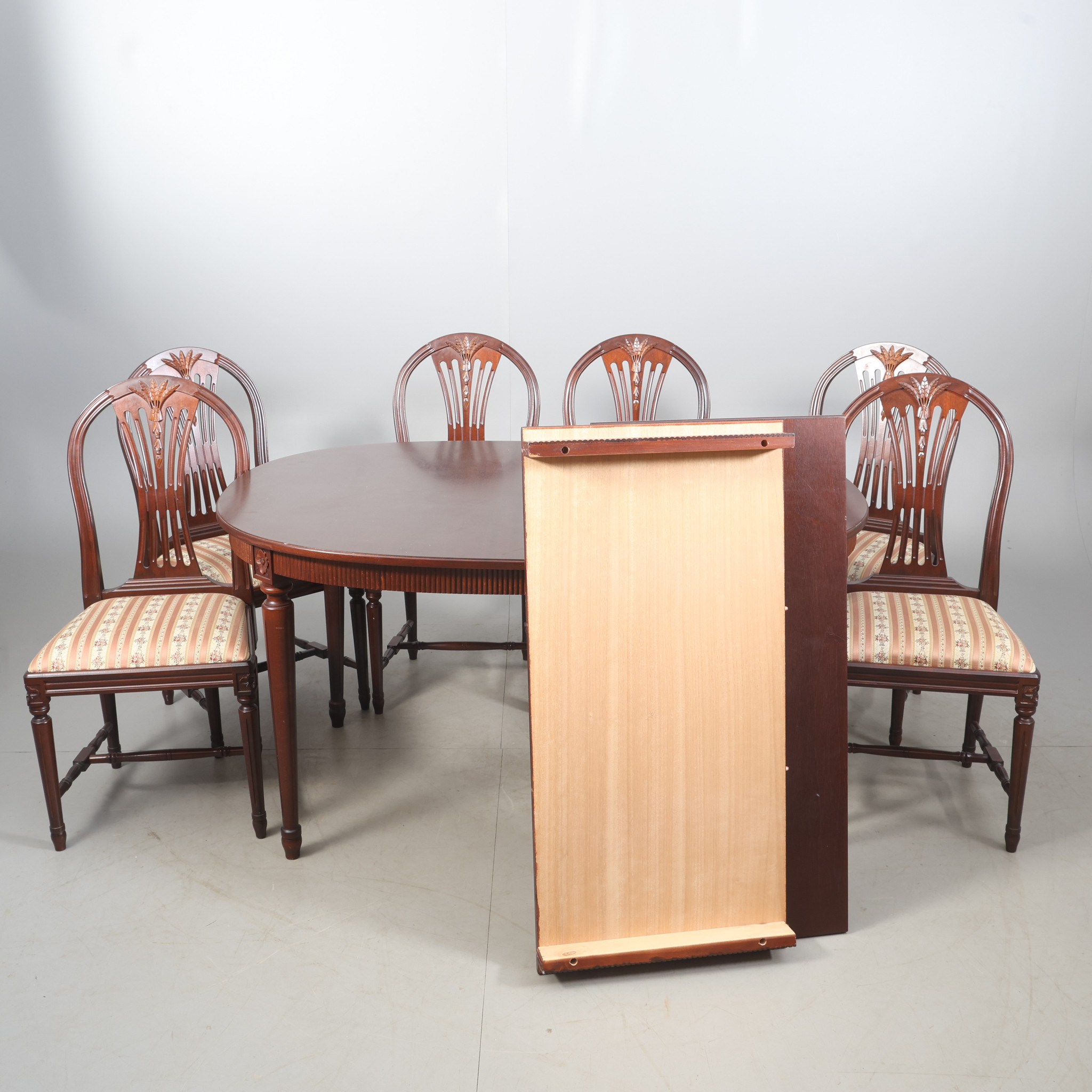 Matssalsgrupp, 9 delar, gustaviansk stil. 1900-tal.