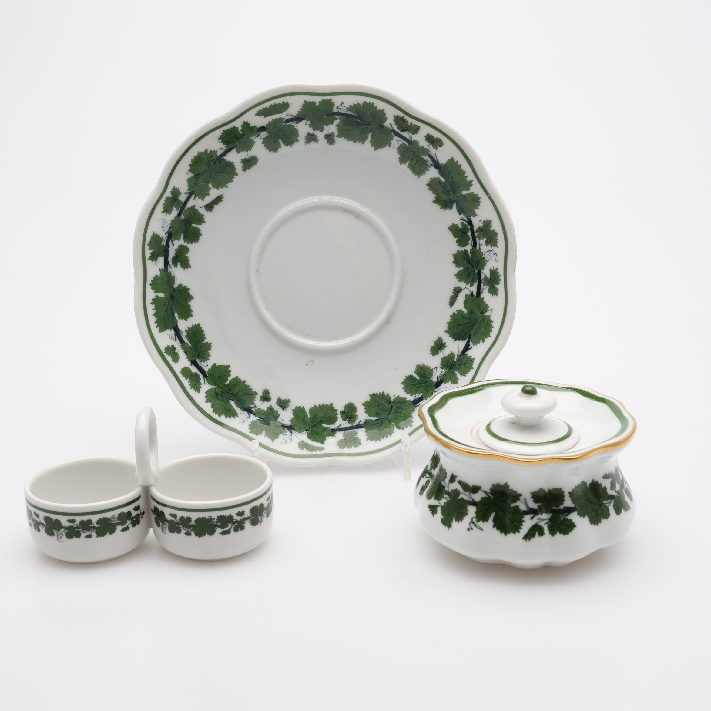 JOHANN SAMUEL ARNHOLD. SALT- & PEPPARKAR, BLÄCKHORN & TEFAT, PORSLIN, DEKOR AV VINRANKA, MEISSEN, 1900-TAL.