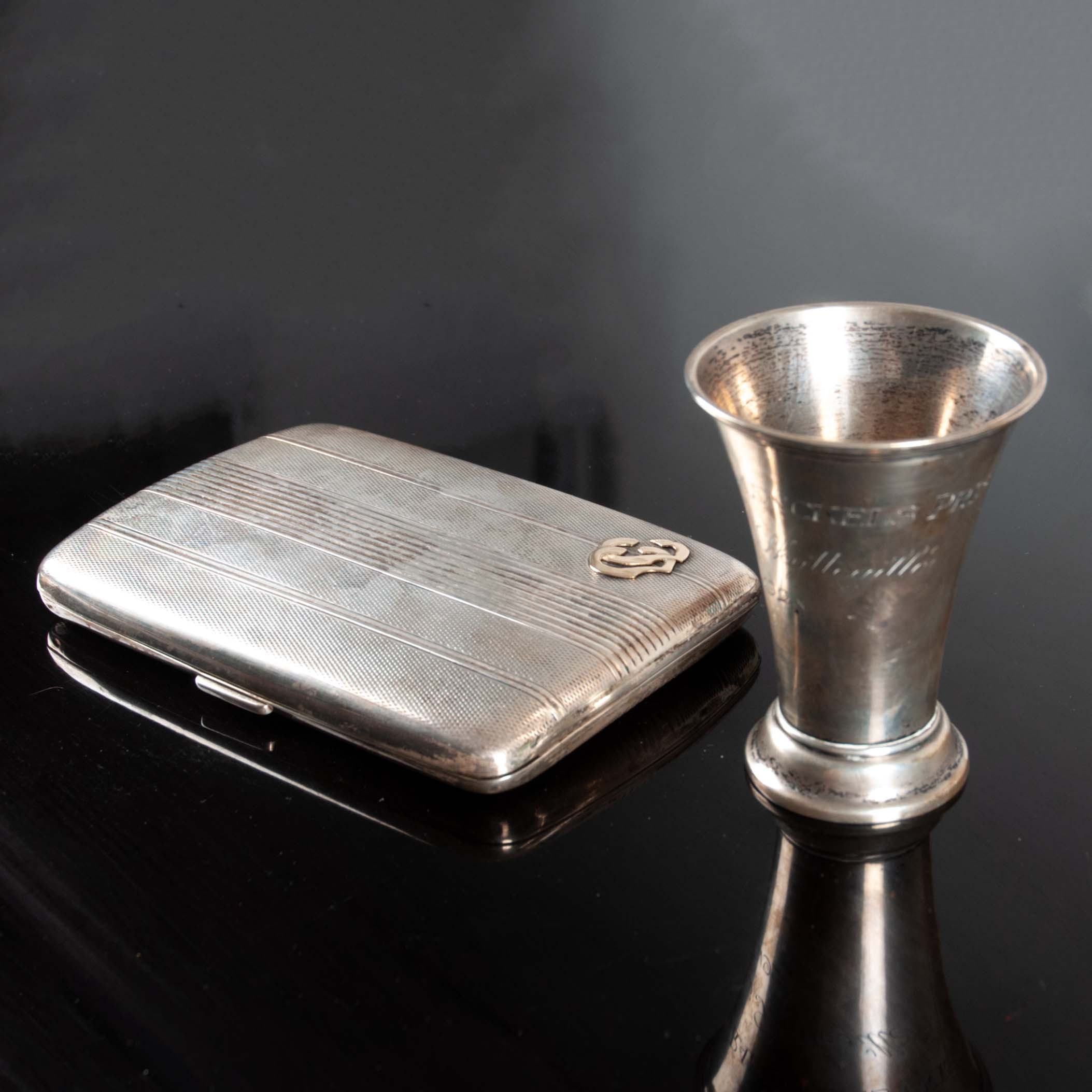 CIGARETTETUI och BÄGARE SILVER. 2 delar, vikt ca 234 gram.