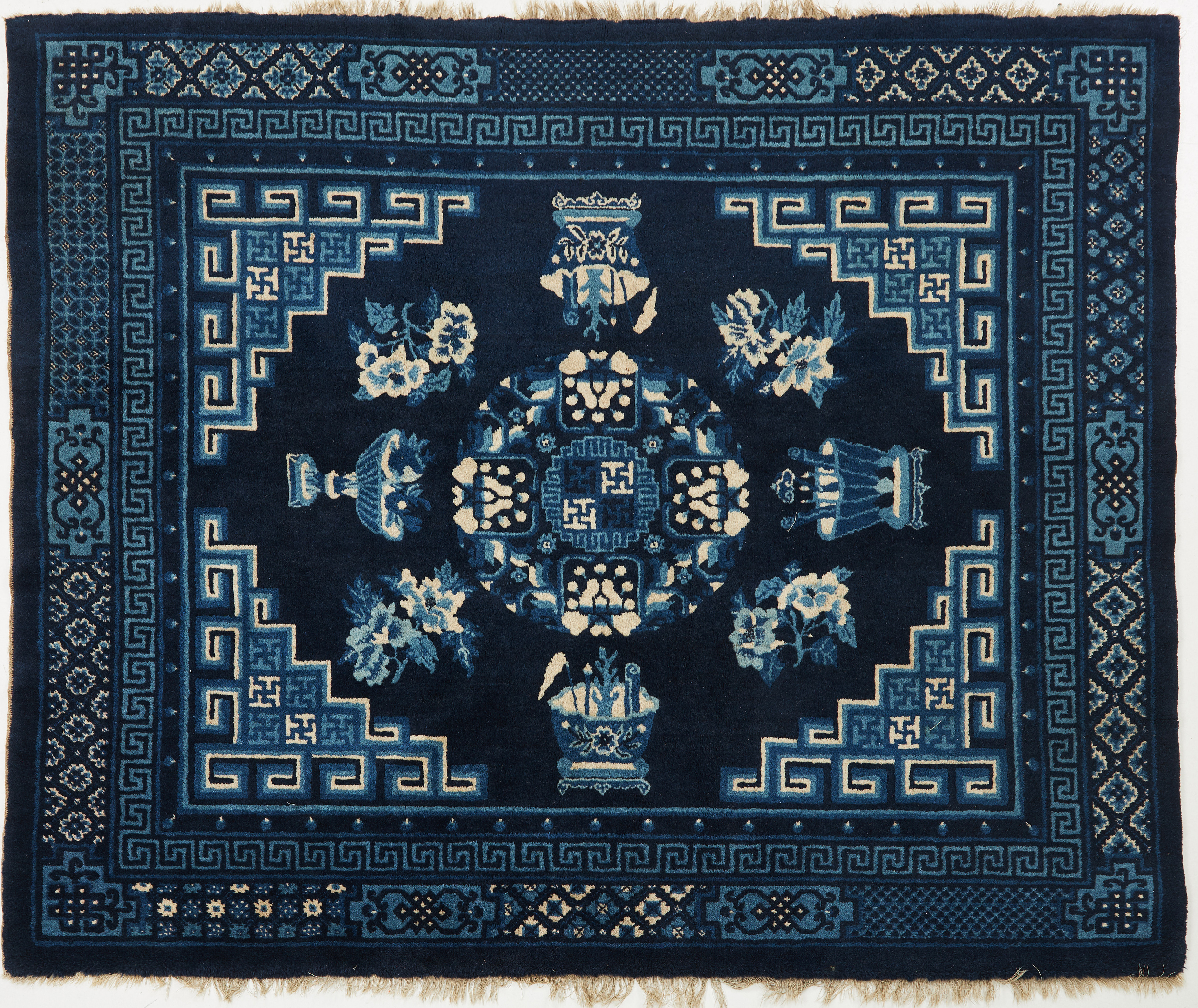 ORIENTMATTA. Inre Mongoliet, dekor med urnor, ca 181x151 cm.