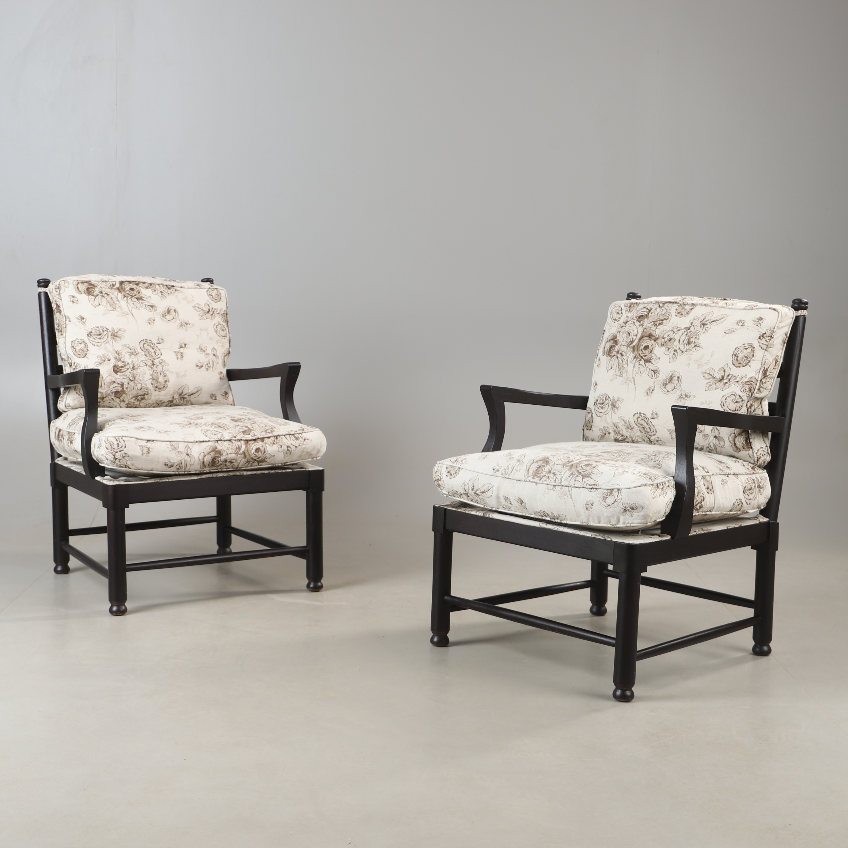 FÅTÖLJER, 1 par, Gripsholmsmodell, svartmålad ek med textilklädsel, Englesson Möbler.