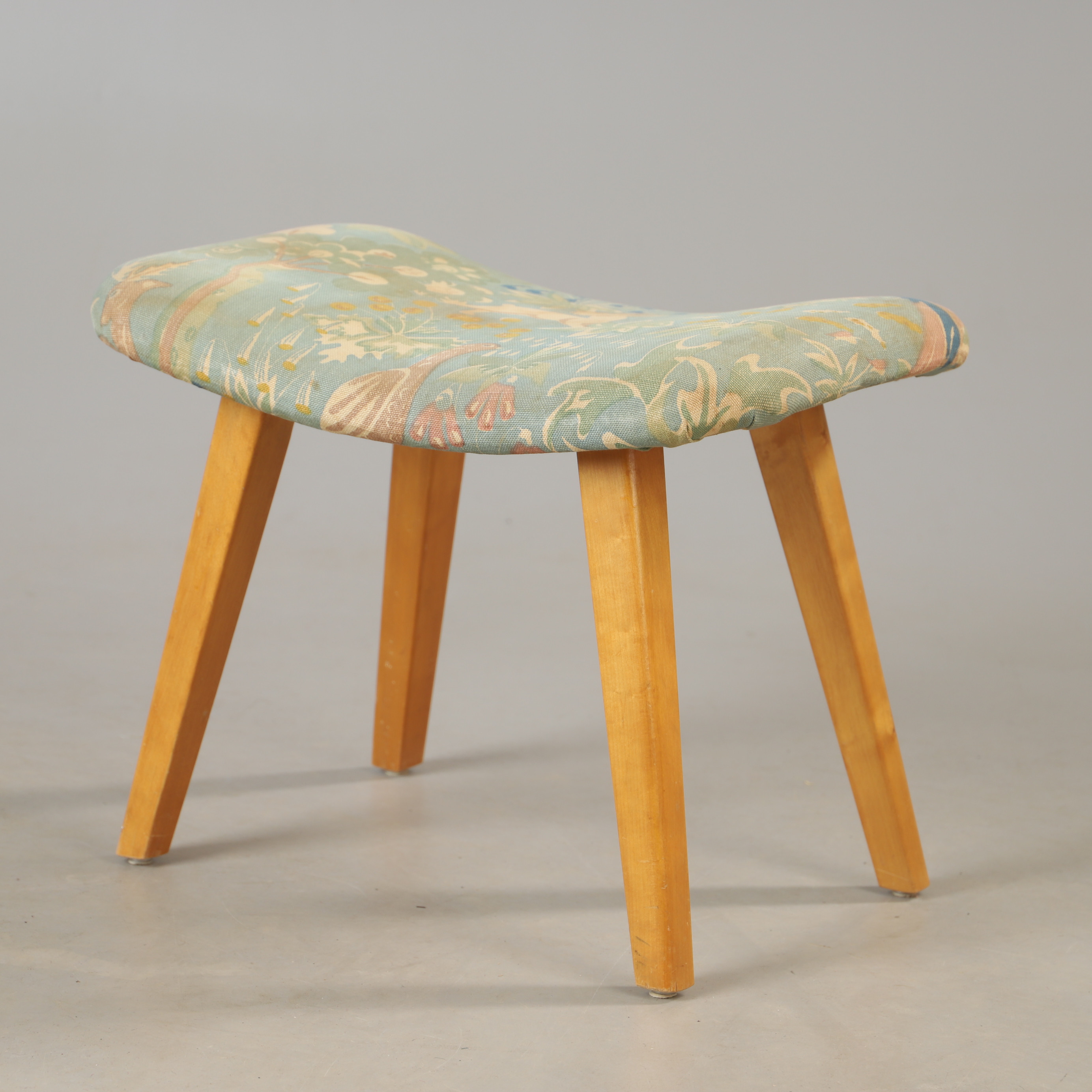 PALL, bok med textilklädsel, 1900-talets mitt.