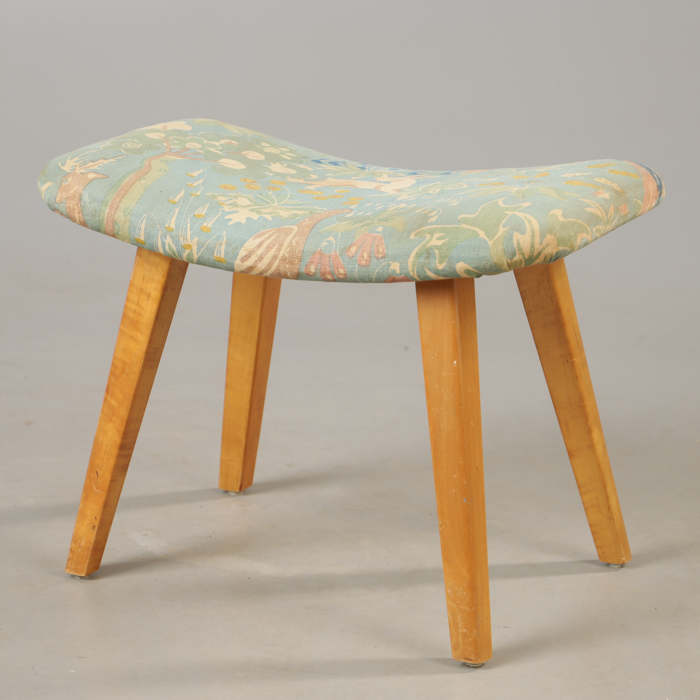 PALL, bok med textilklädsel, 1900-talets mitt.