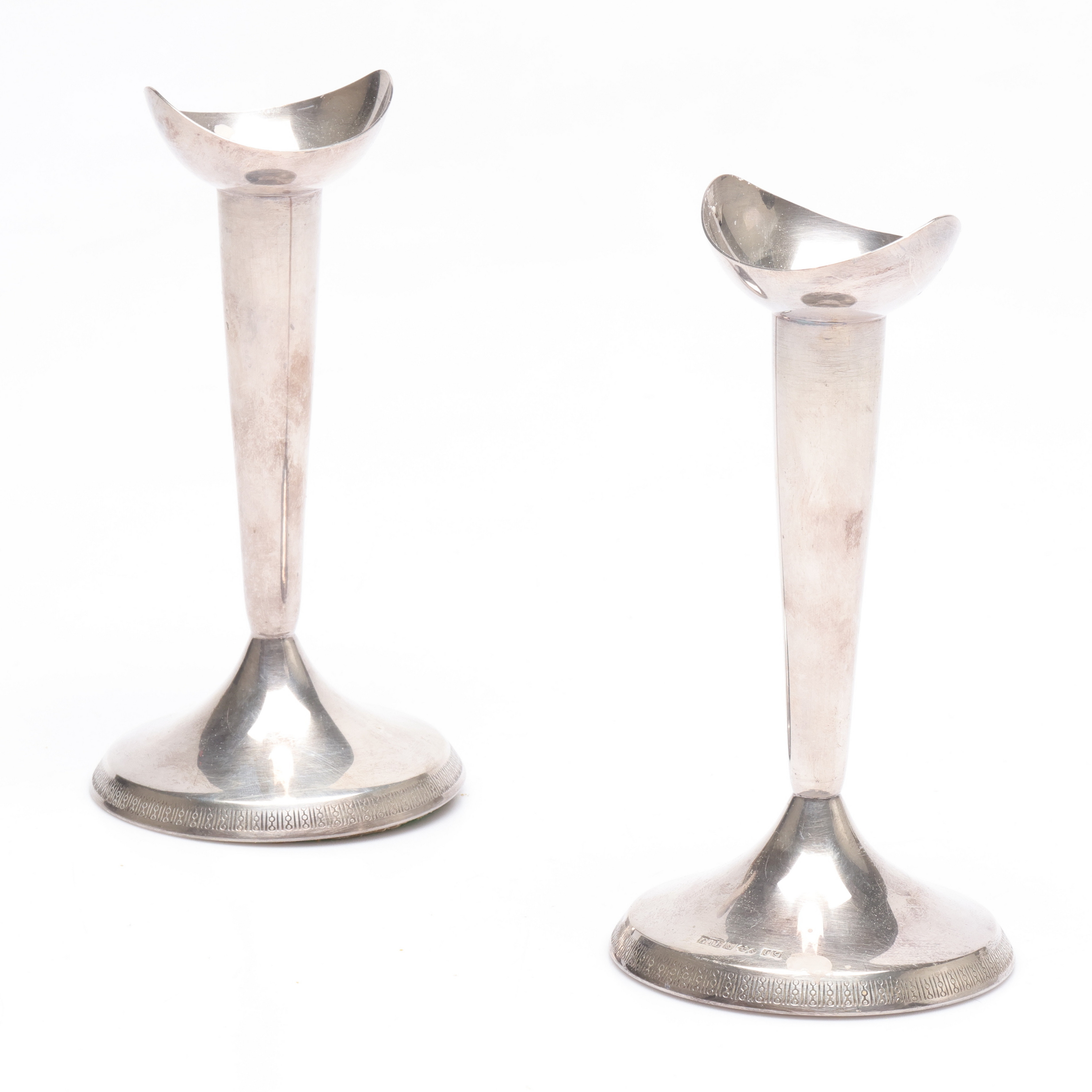 LJUSSTAKAR, ett par, silver, med fylld fot.