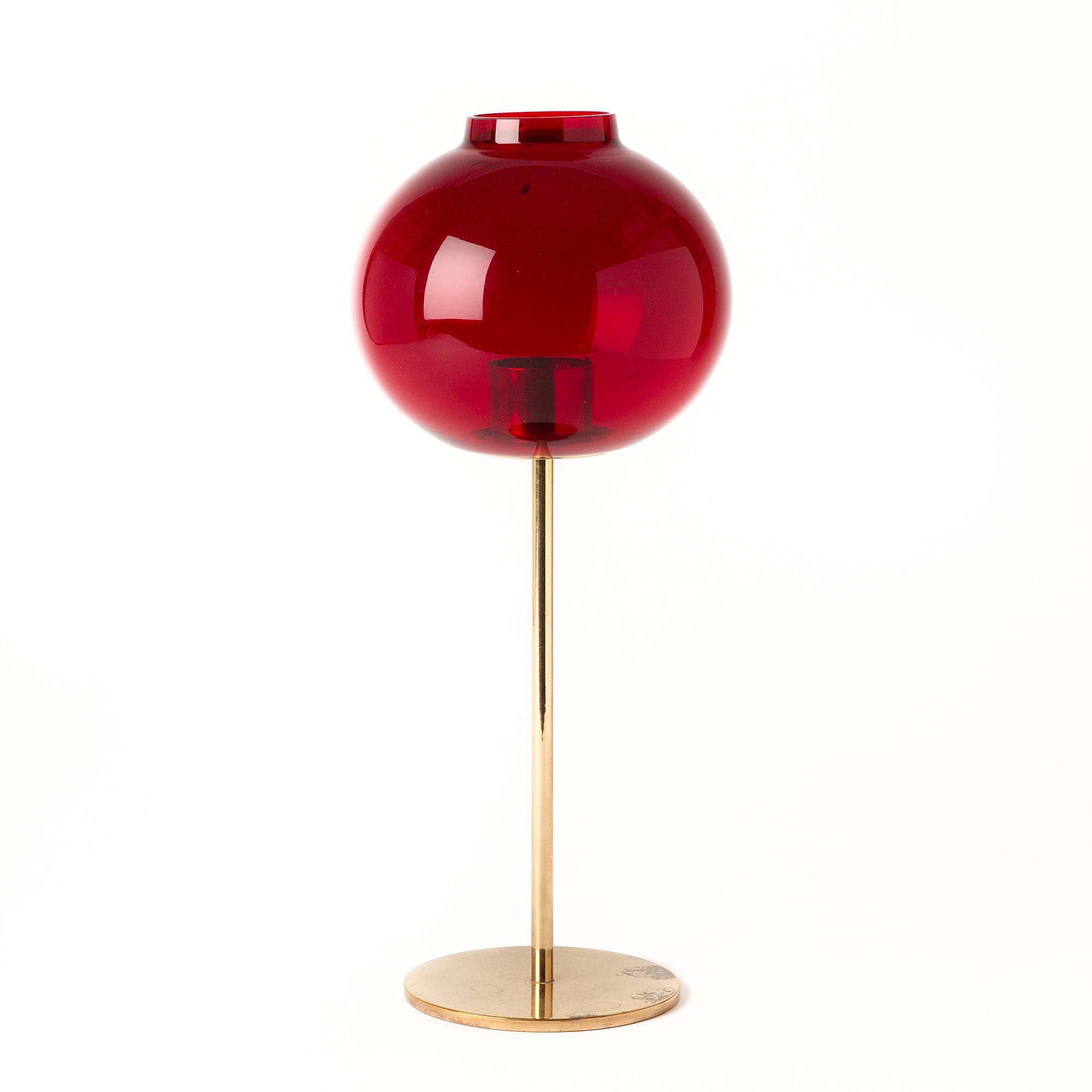 HANS-AGNE JAKOBSSON. Ljuslykta, modell 135, mässing och rött glas, Markaryd.