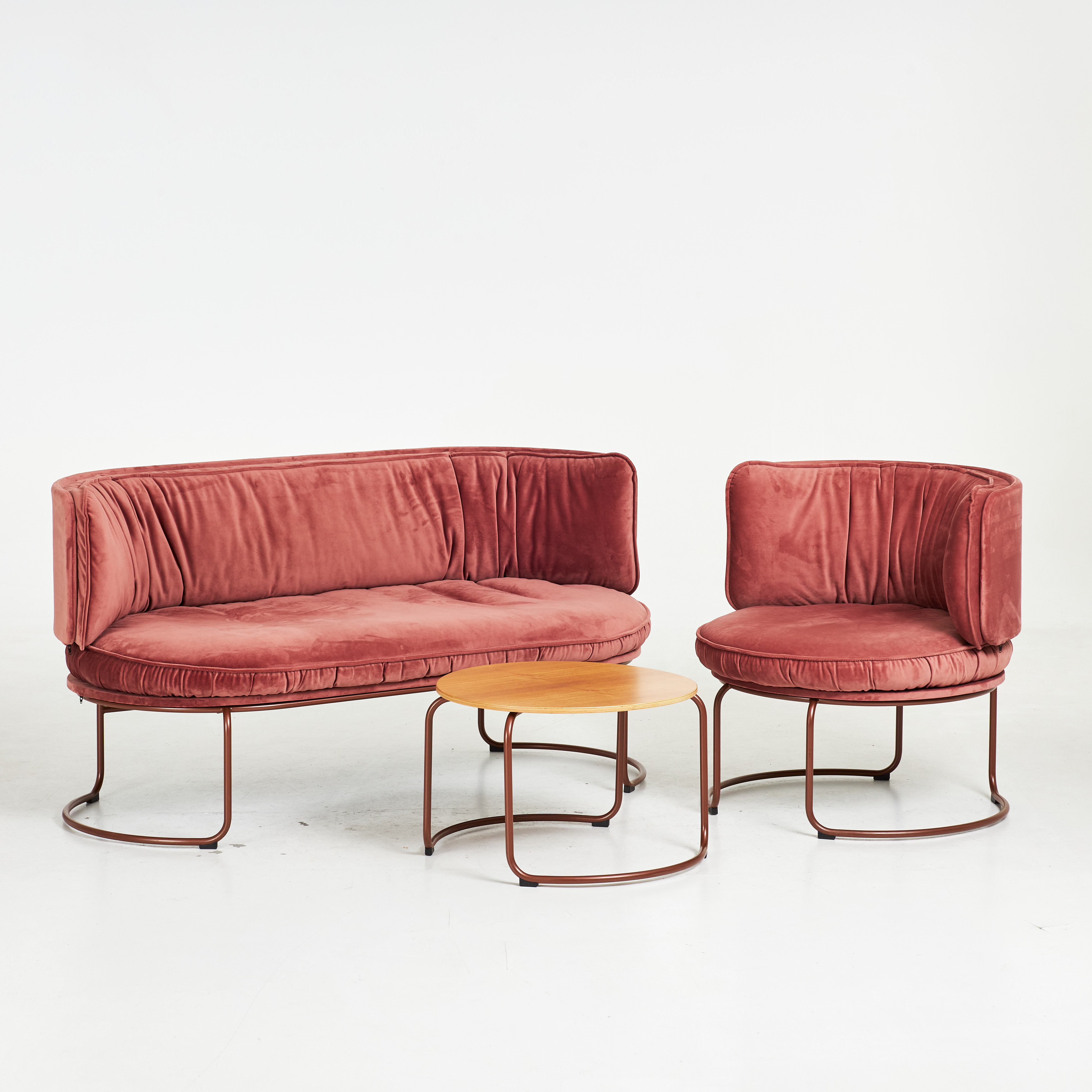 SITTGRUPP, 3 dlr, "Vank_Ring", stommar i lackerad metall, klädslar i sammet, fanérad bordsskiva, etikettmärkta VANK, samtida produktion.