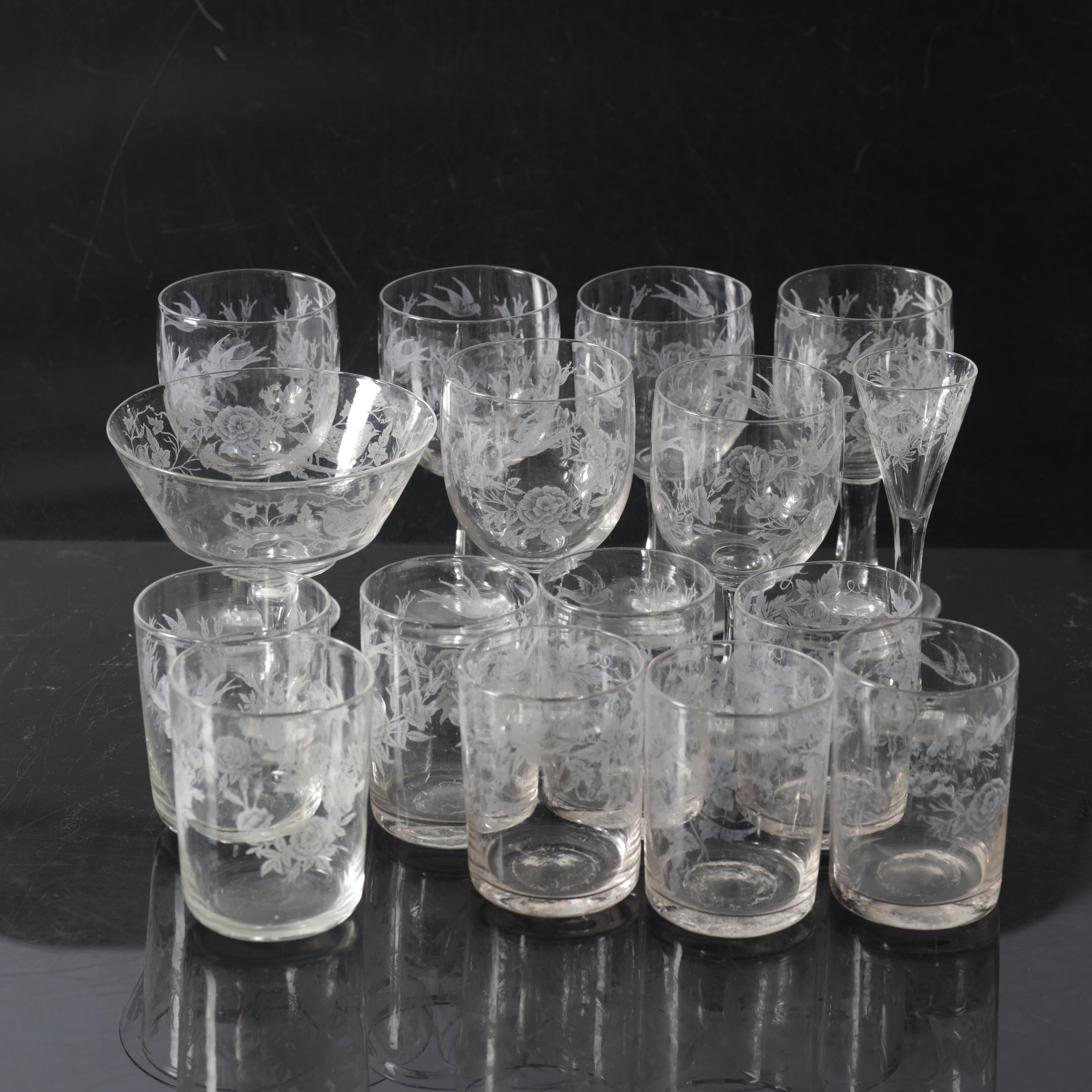 GLASSERVIS, 16 delar, etsad dekor, omkring sekelskiftet.