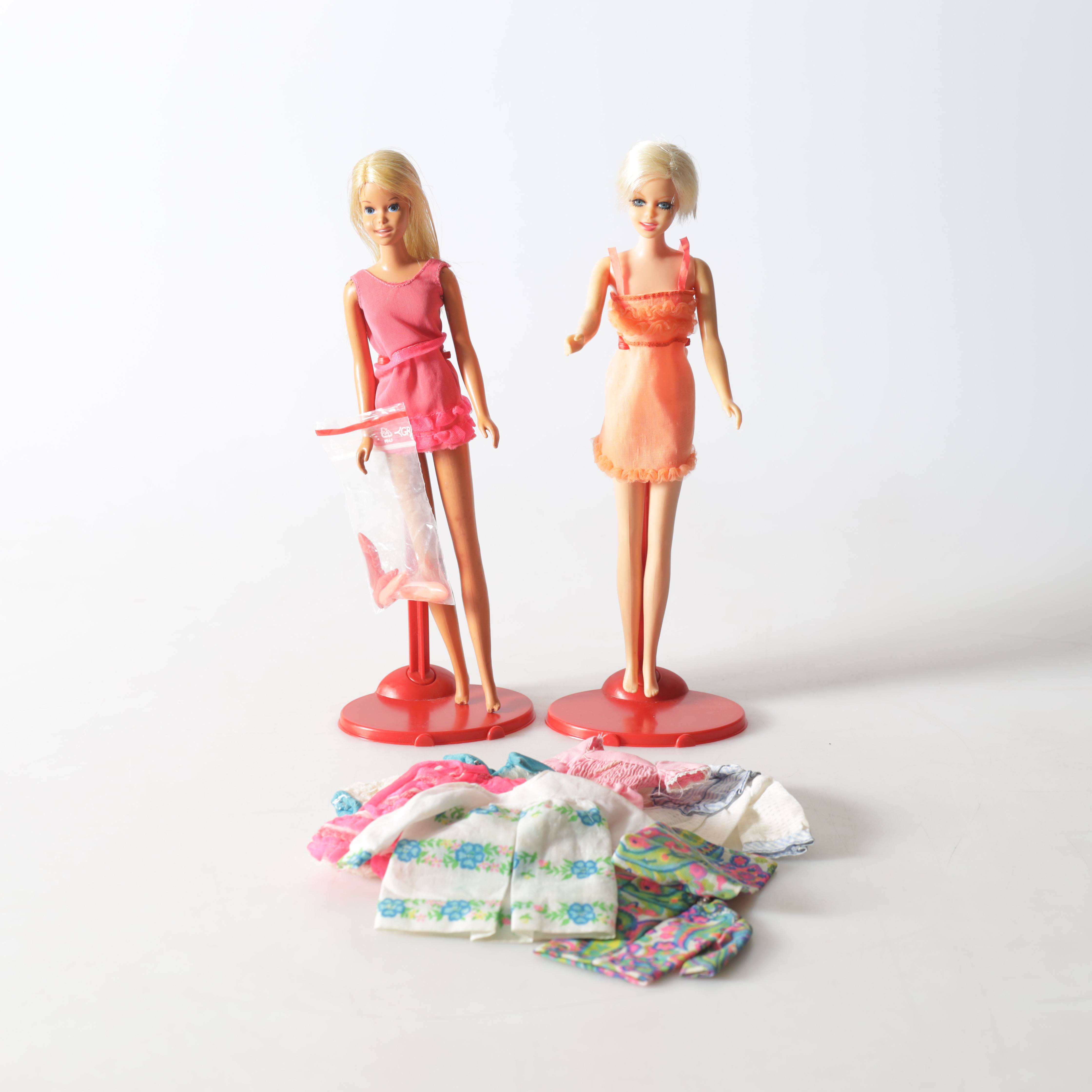 BARBIES, 2 st, Francie samt Twiggy med två ställ och kläder, Mattel, 1960/70-tal.