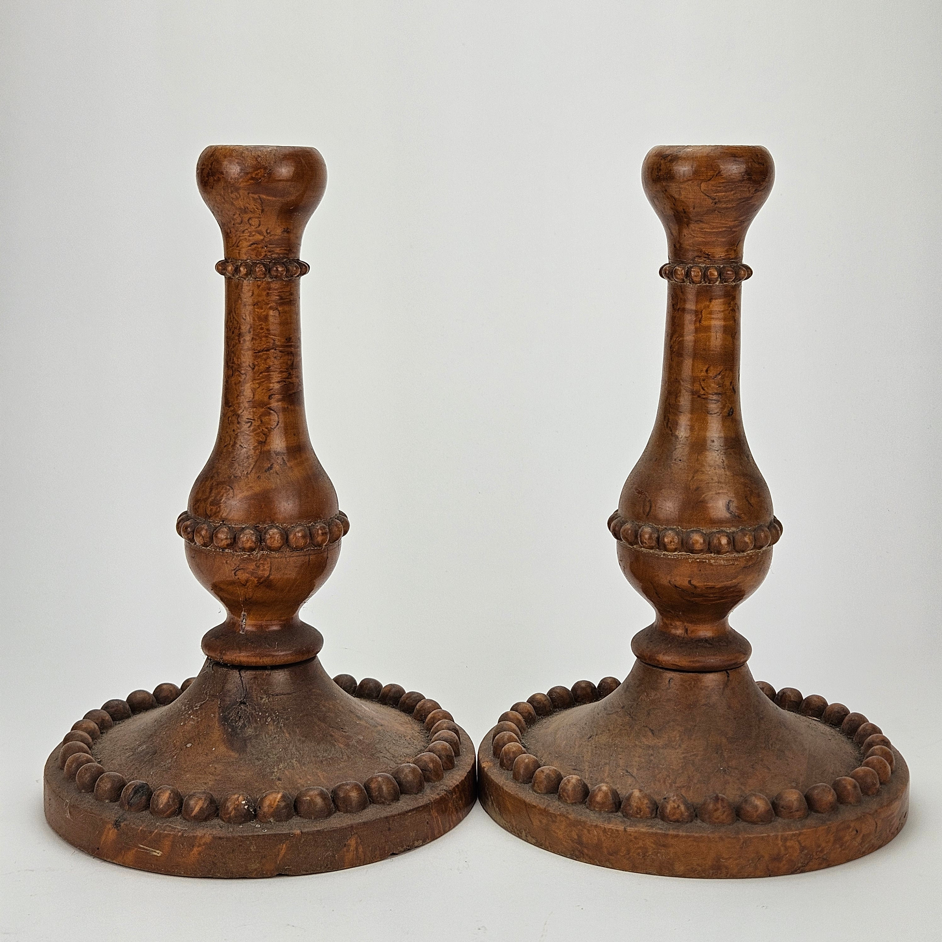 LJUSSTAKAR, ett par, masurbjörk, barockstil, 1900-talets första hälft.