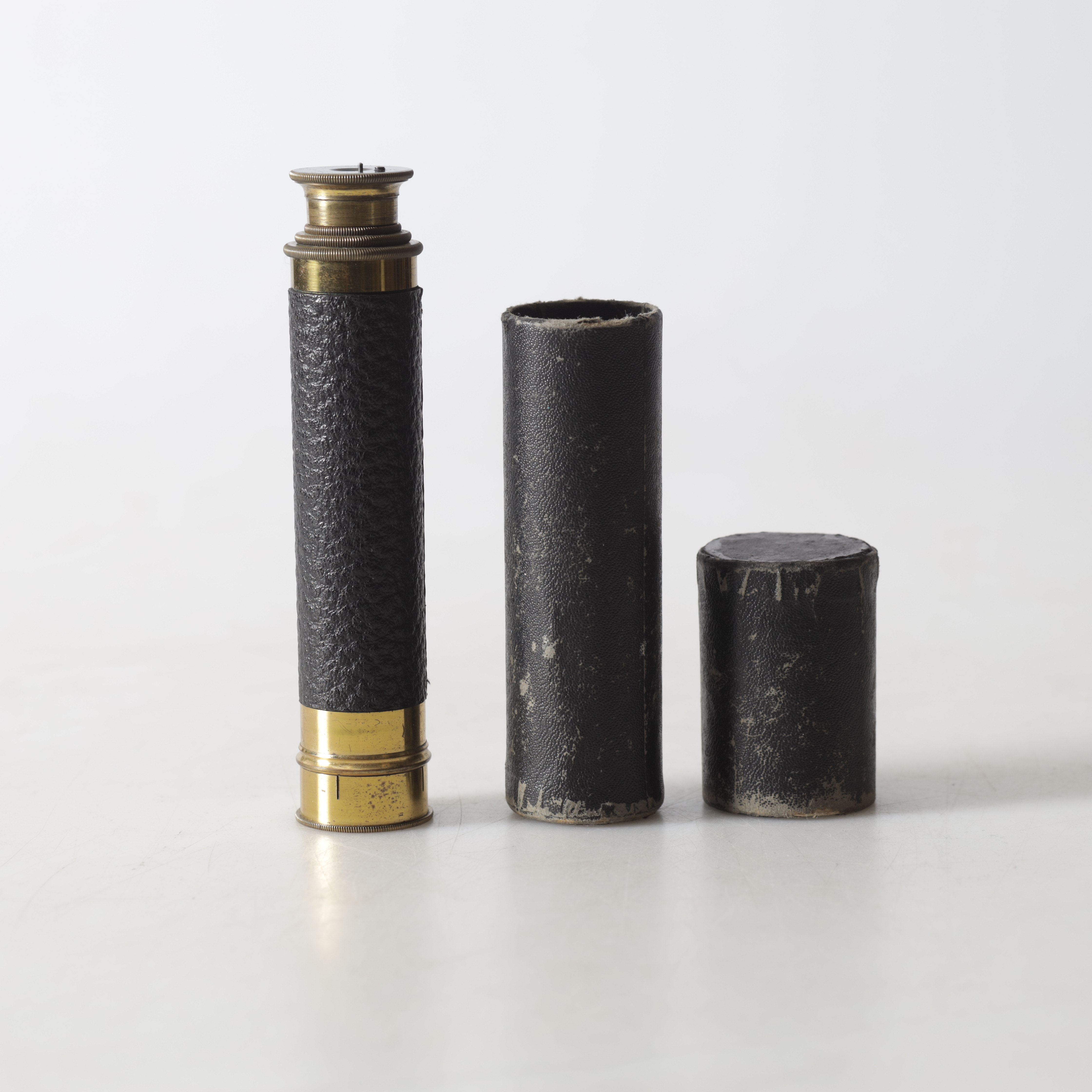 TUBKIKARE, mässing och läder, 1900-tal.