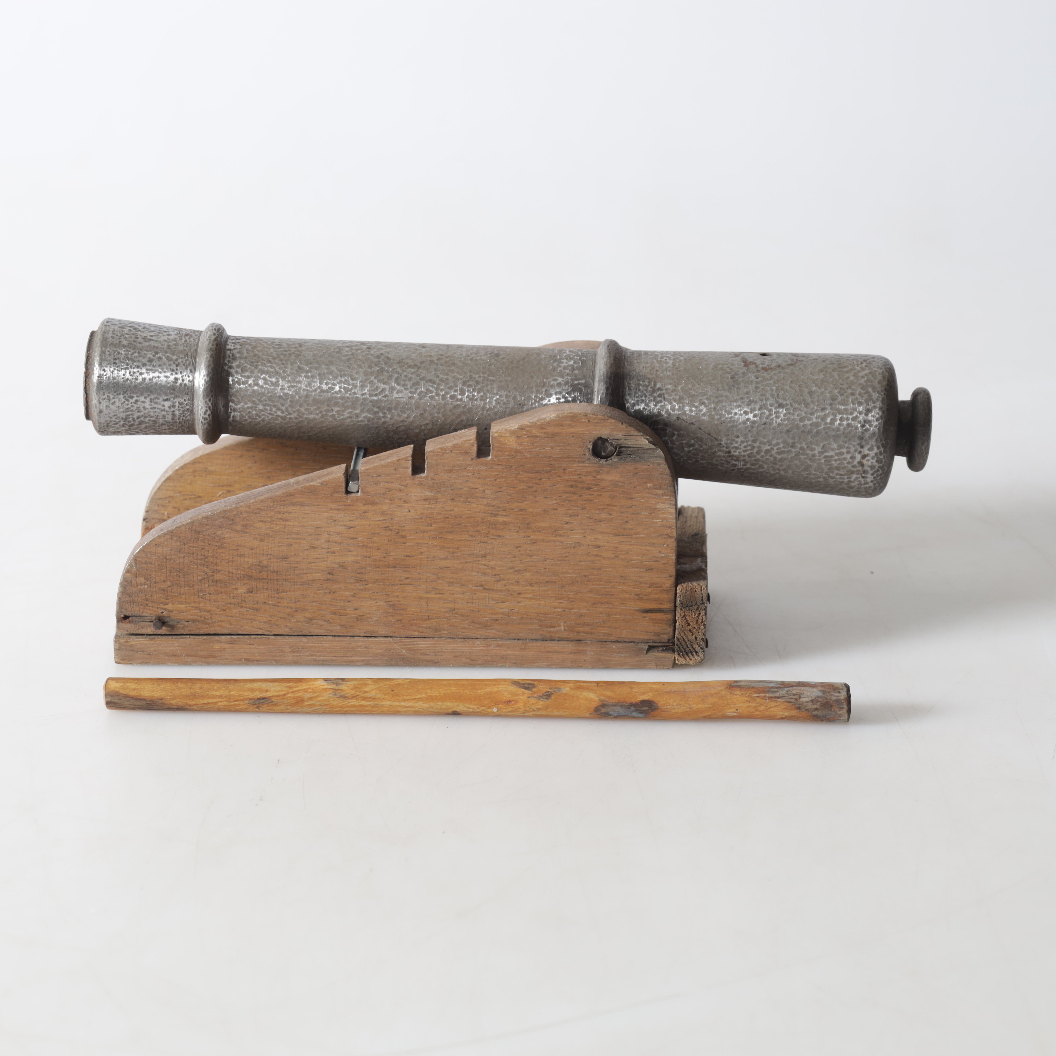 SALUTKANON med lavett, gjutjärn, 1900-tal.