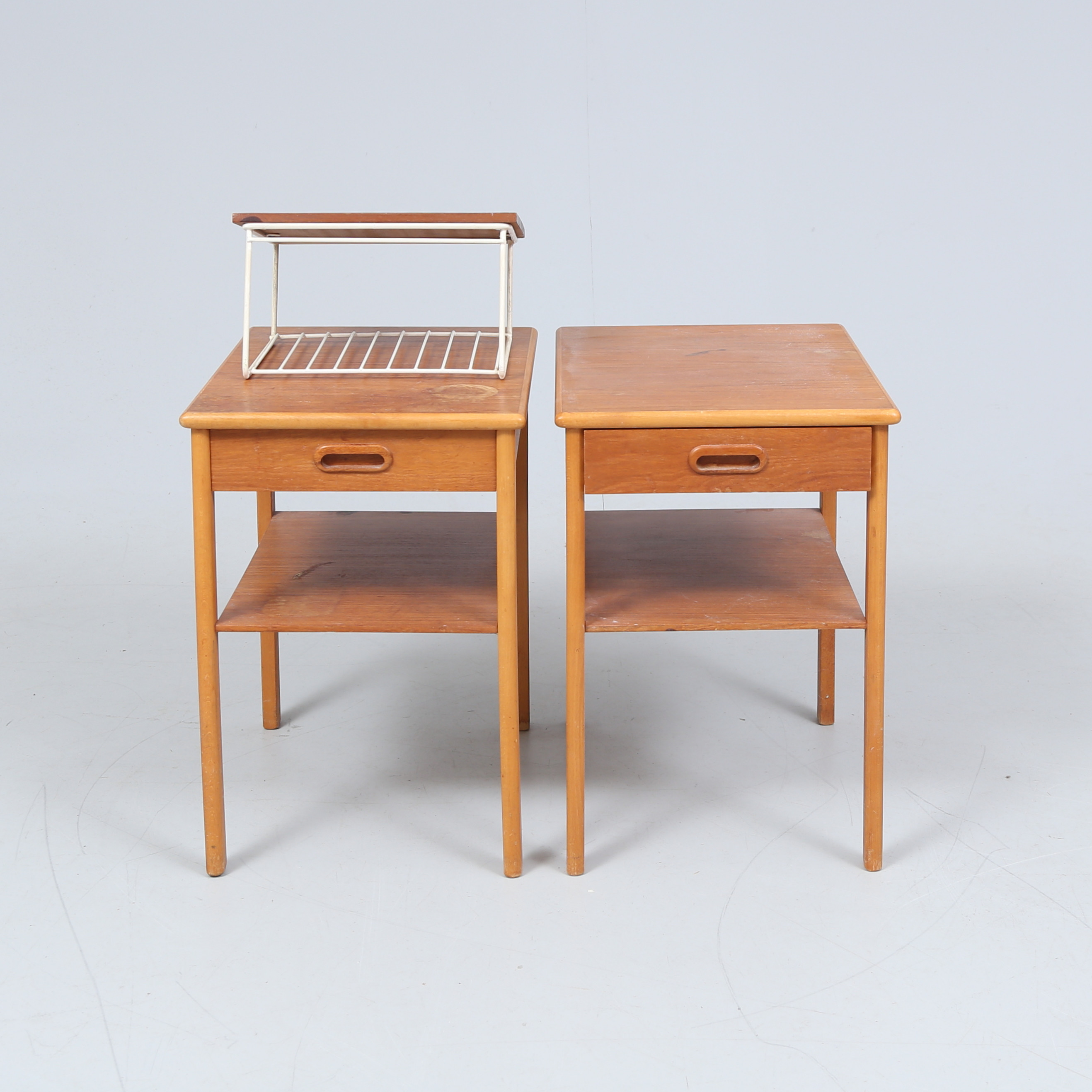 NATTDUKSBORD, 1 par, samt TELEFONHYLLA, 1950/60-tal.