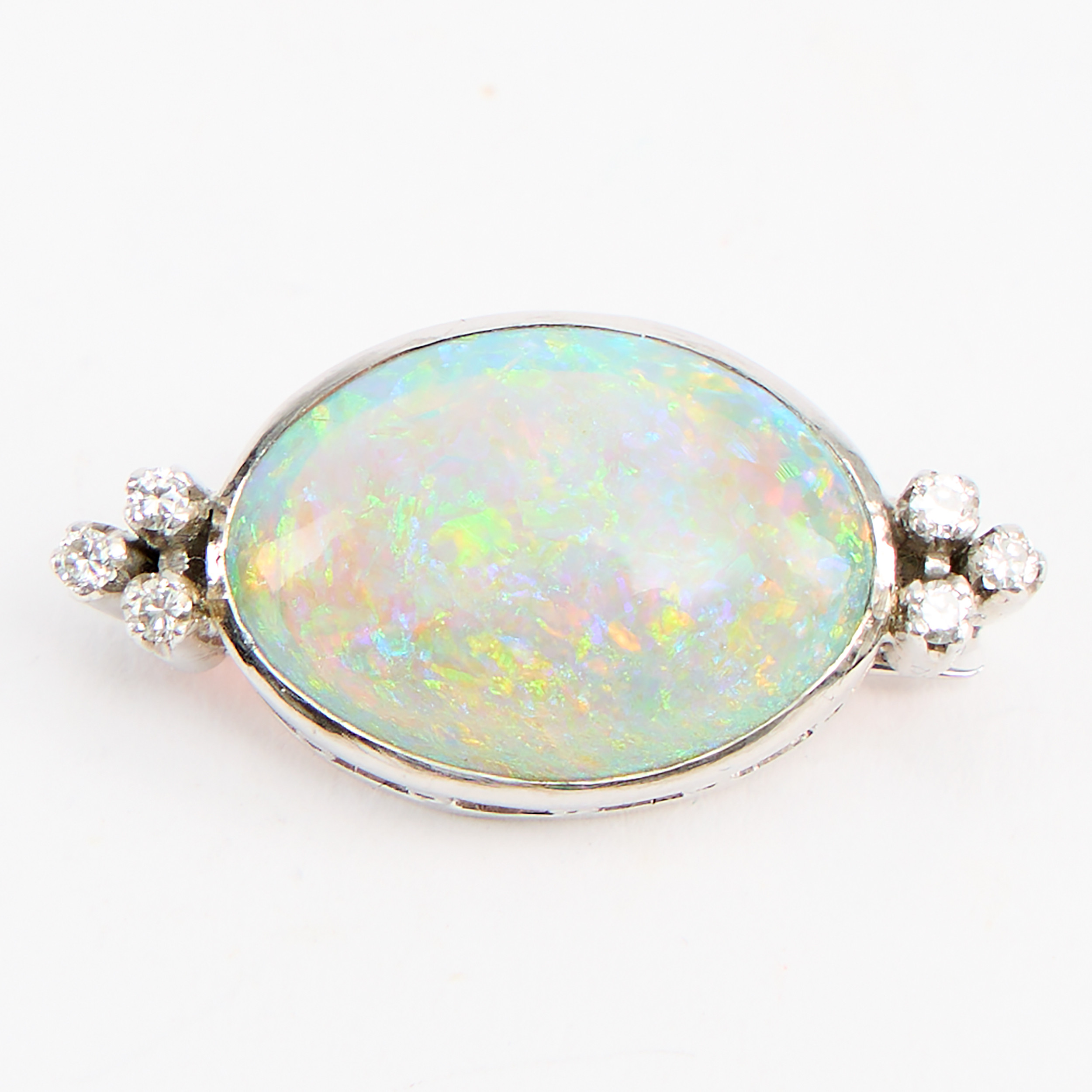 BROSCH. Vitt guld 18K med en opal och diamanter.