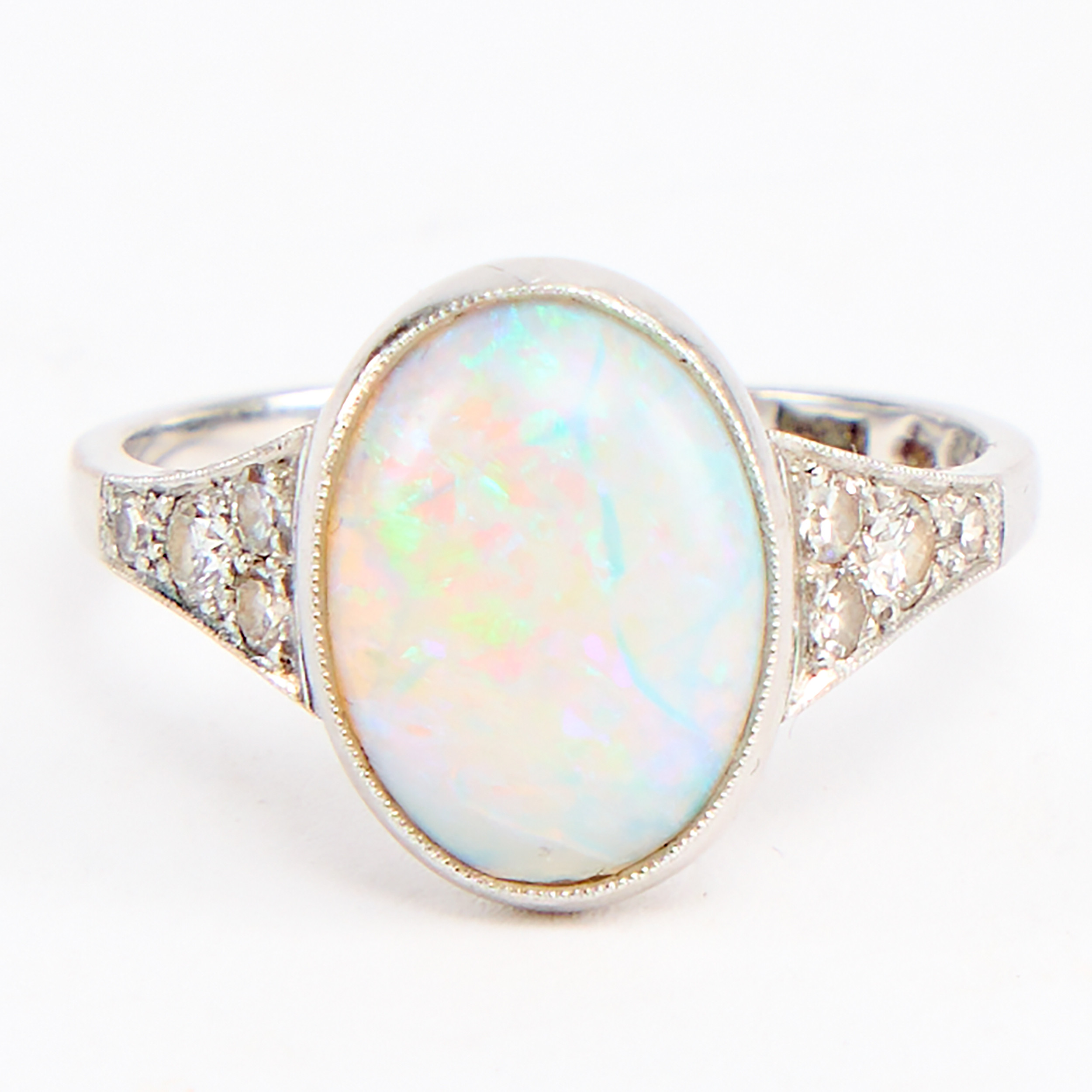 RING. Vitt guld 18K med opal och diamanter.