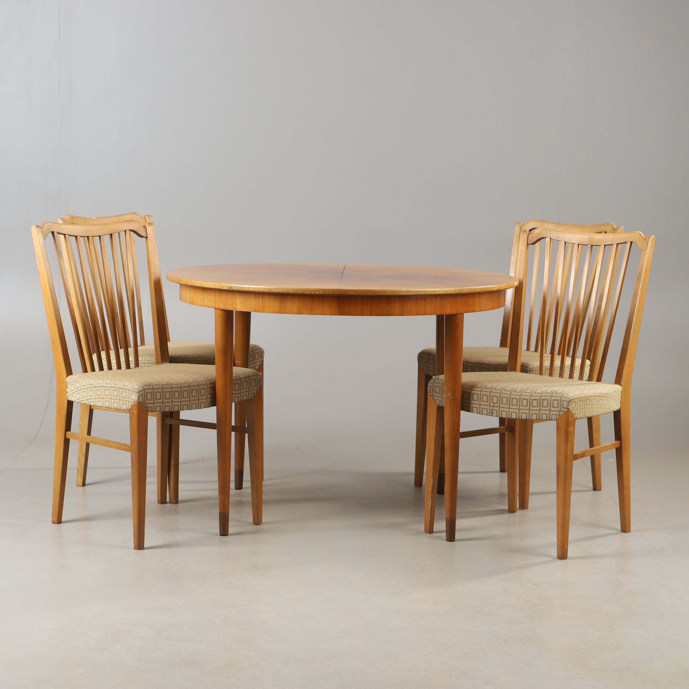 MATSALSGRUPP, 5 delar, valnöt och bok, 1940-tal.