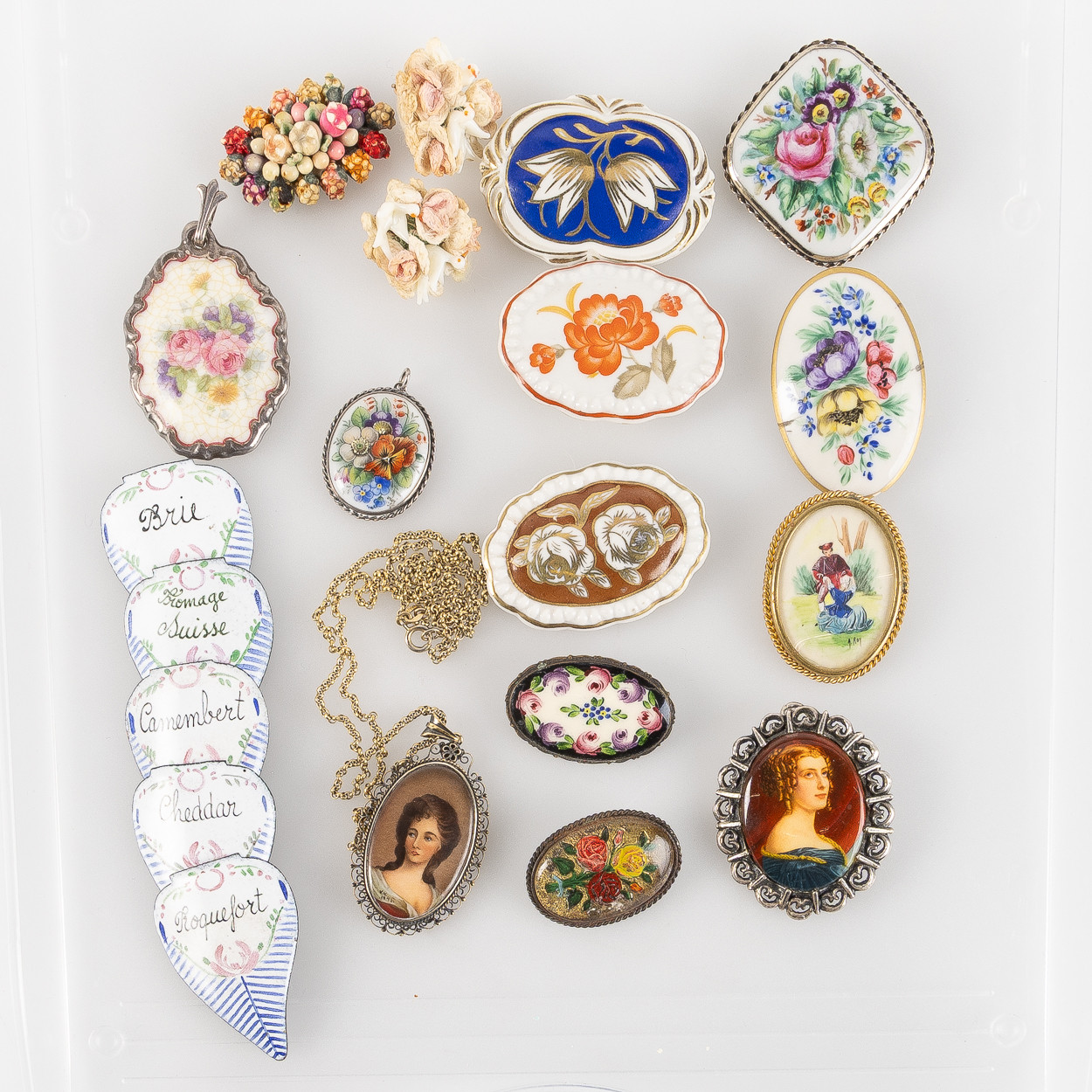 SAMLING SMYCKEN OCH KURIOSA, bijouterier, porslin, emalj metall och textil, 1900-talets andra hälft.