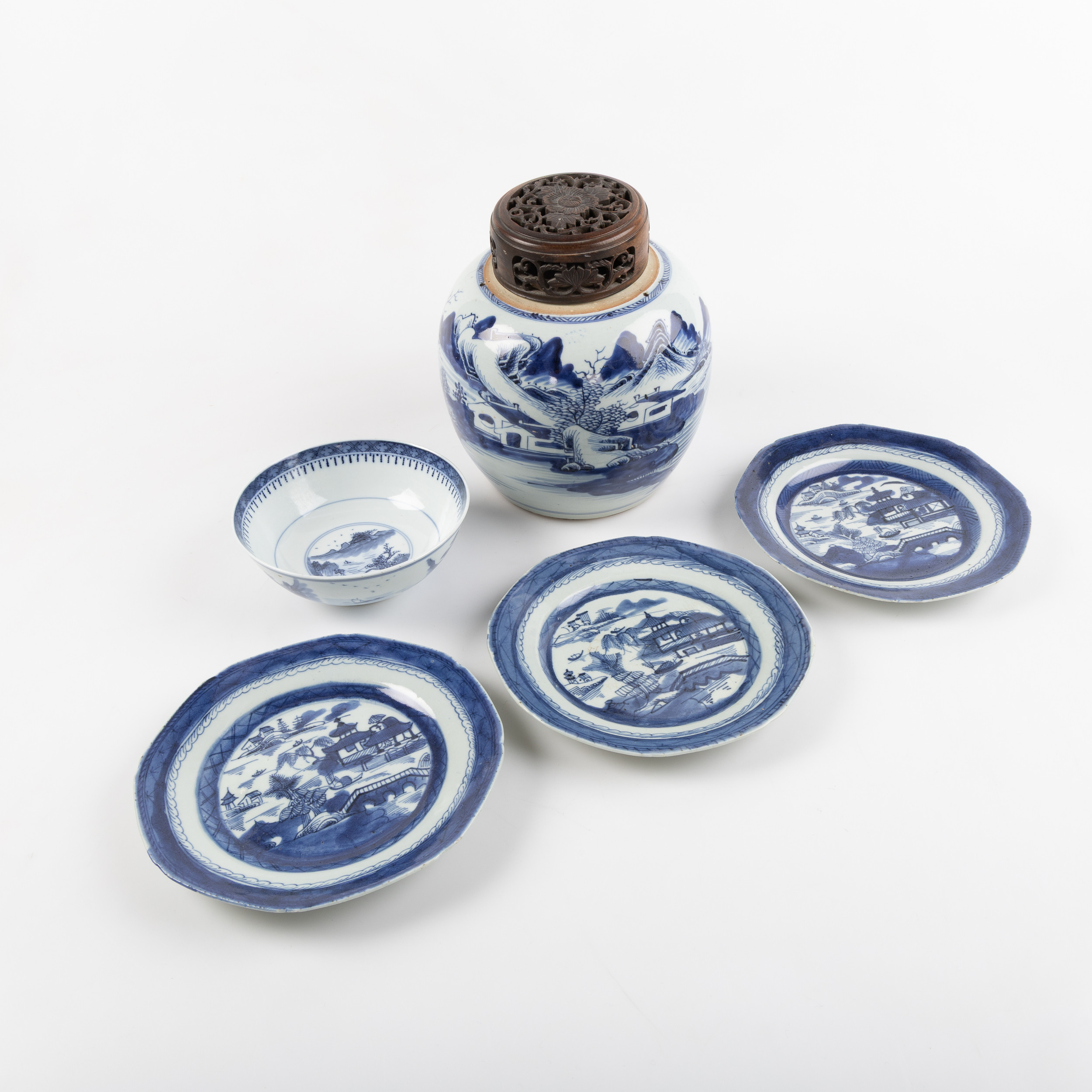 SAMLING KINESISKT Bojan, skål samt tallrikar, porslin, Jiaqing och senare, Kina.